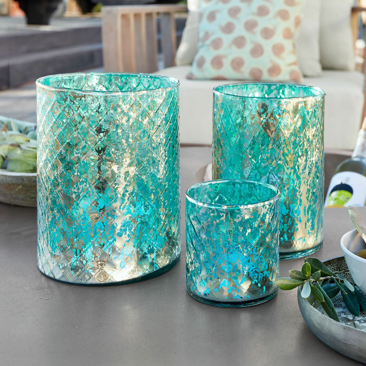 Windlicht 3er Set Firalen Set aus drei türkisfarbenen Glaswindlichtern mit metallischem Muster für Gartentisch