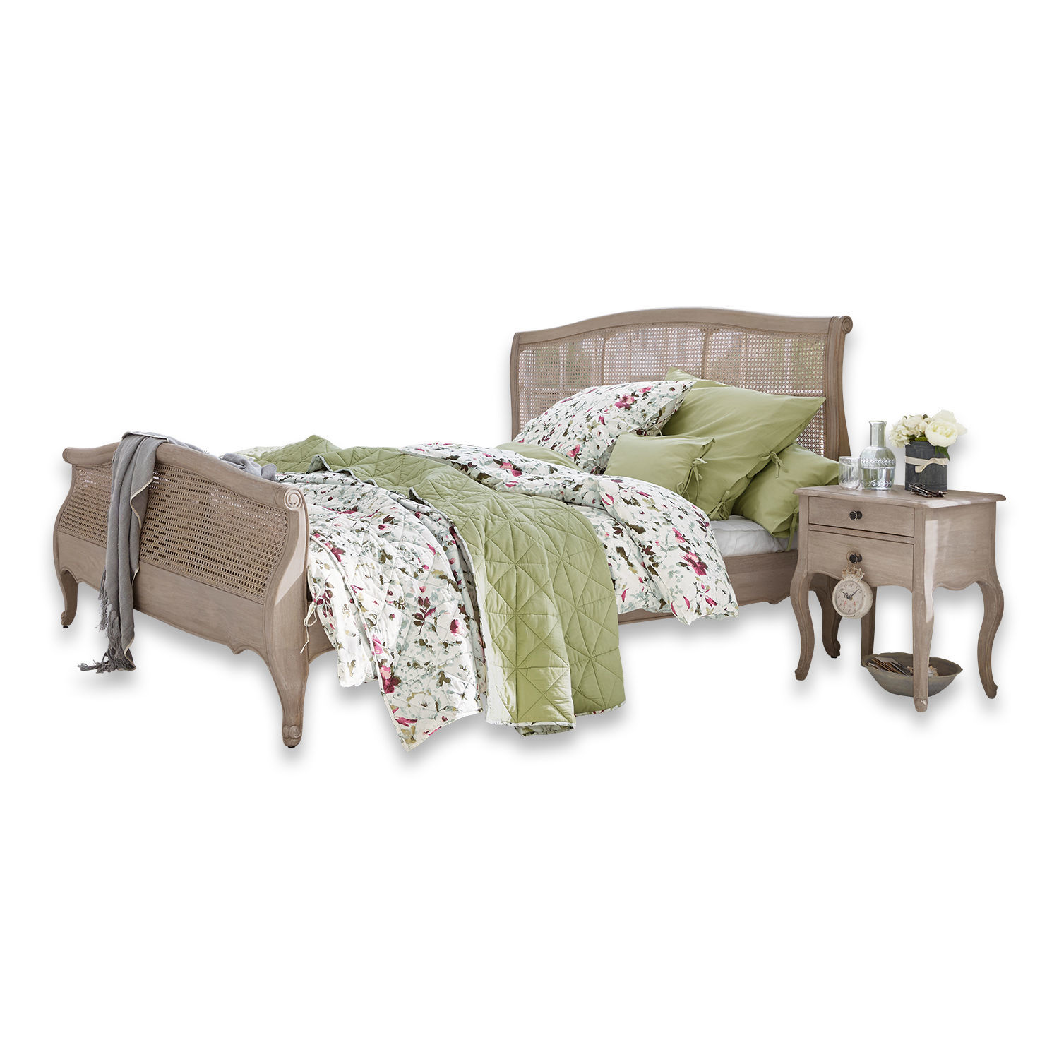 Bett Truso Holz- und Rattanbett in Naturtönen mit grüner und geblümter Bettwäsche im Vintage-Stil