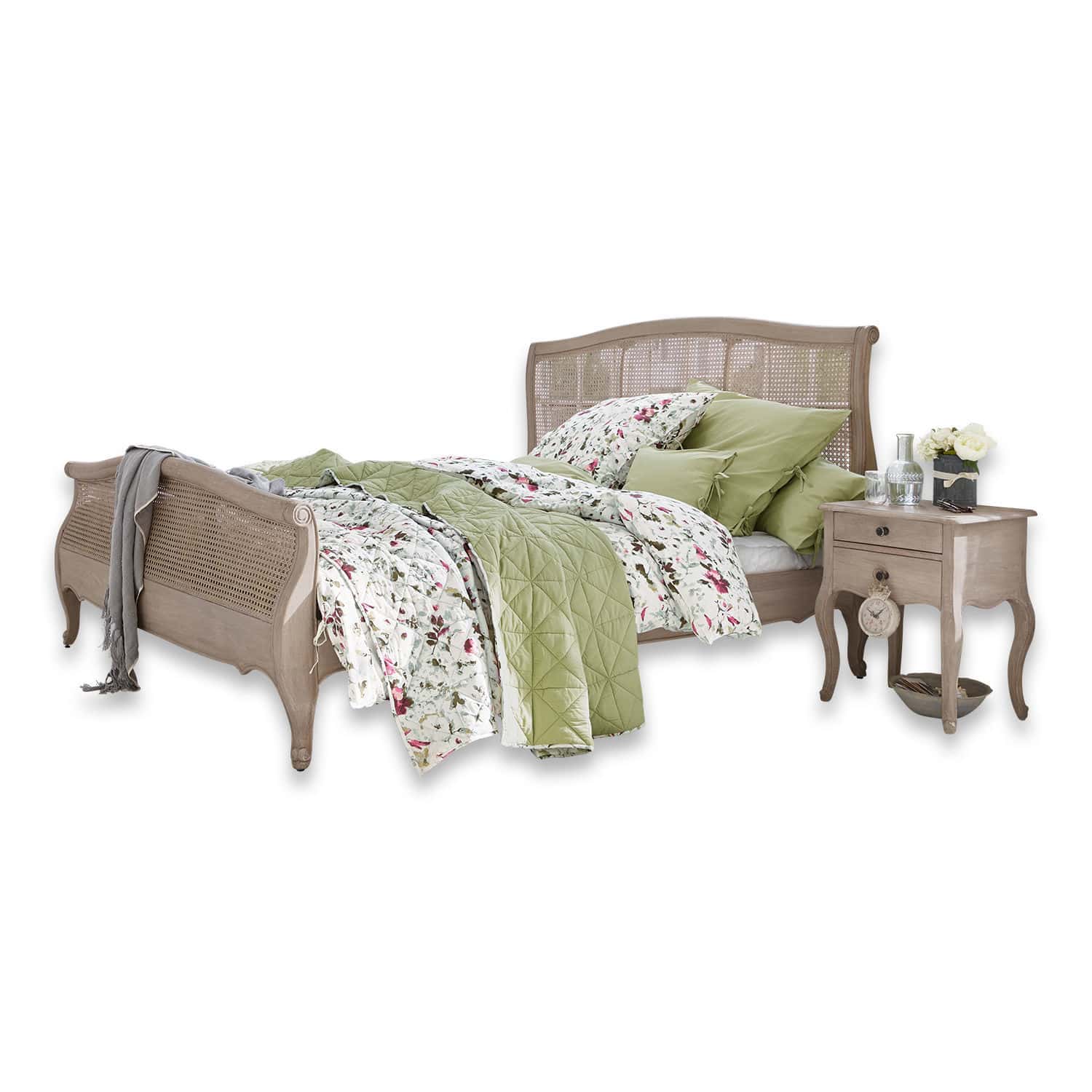 Bett Truso Holz- und Rattanbett in Naturtönen mit grüner und geblümter Bettwäsche im Vintage-Stil