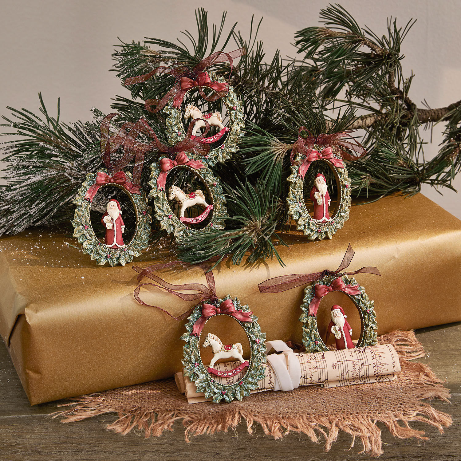Anhänger 6er Set Chaignes Set mit Weihnachtsanhängern bestehend aus grünen Kränzen, roter Schleife sowie Figuren vom Samichlaus und Schaukelpferd