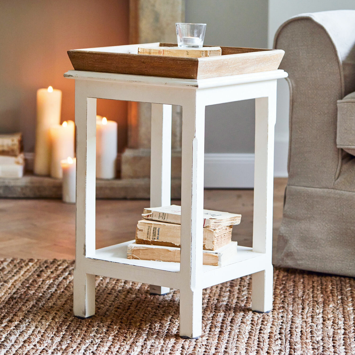 Beistelltisch Vieille Weisser Beistelltisch aus Holz mit Ablage und natürlichem Holztablett auf Teppich im Wohnzimmer