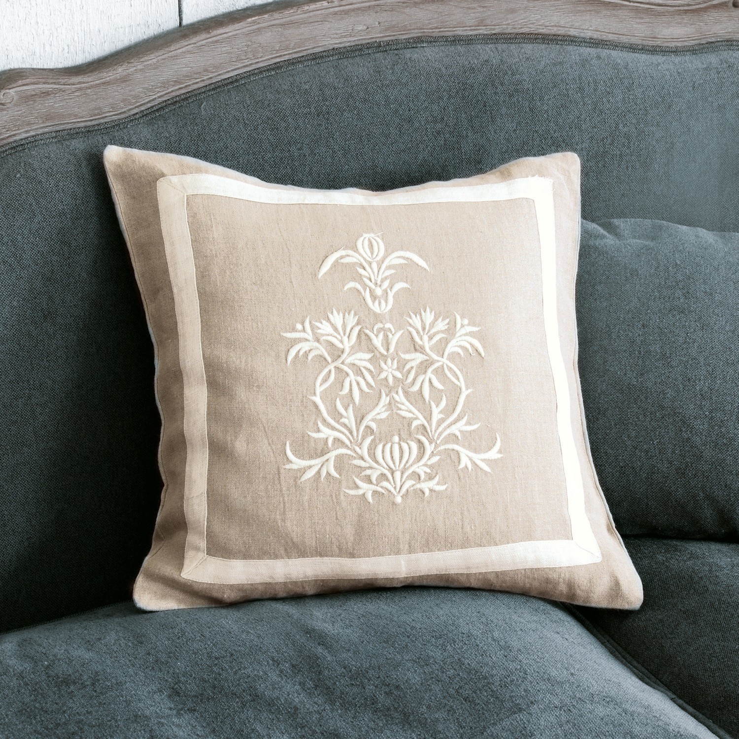 Kissenhülle Many Beiges Leinenkissen mit weisser Stickerei auf grauem Sofa, dekoratives Wohnaccessoire