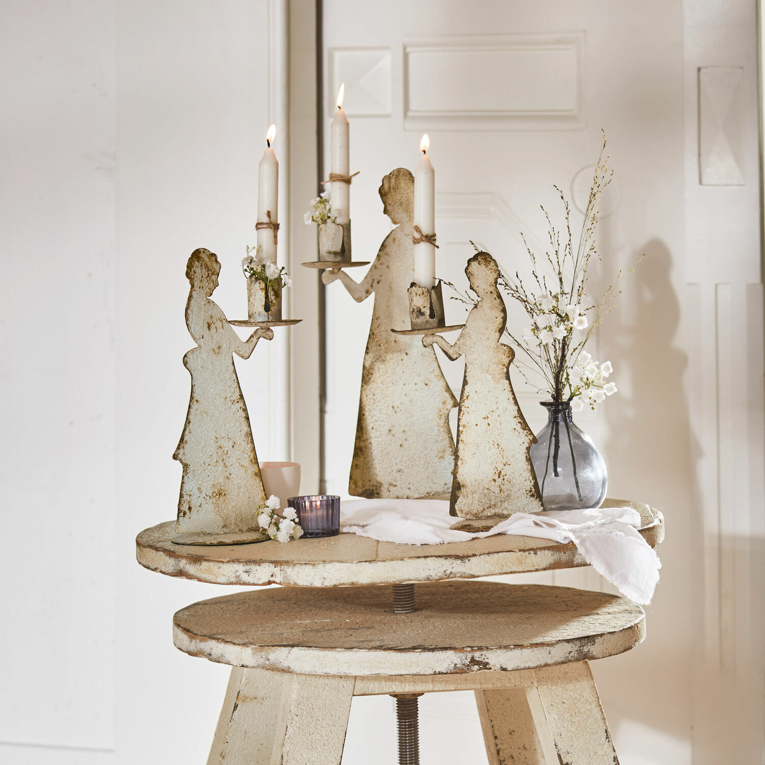 Kerzenständer 3er Set Chanler Metall-Kerzenhalter in Frauenform mit weissen Kerzen auf rustikalem Dekotisch
