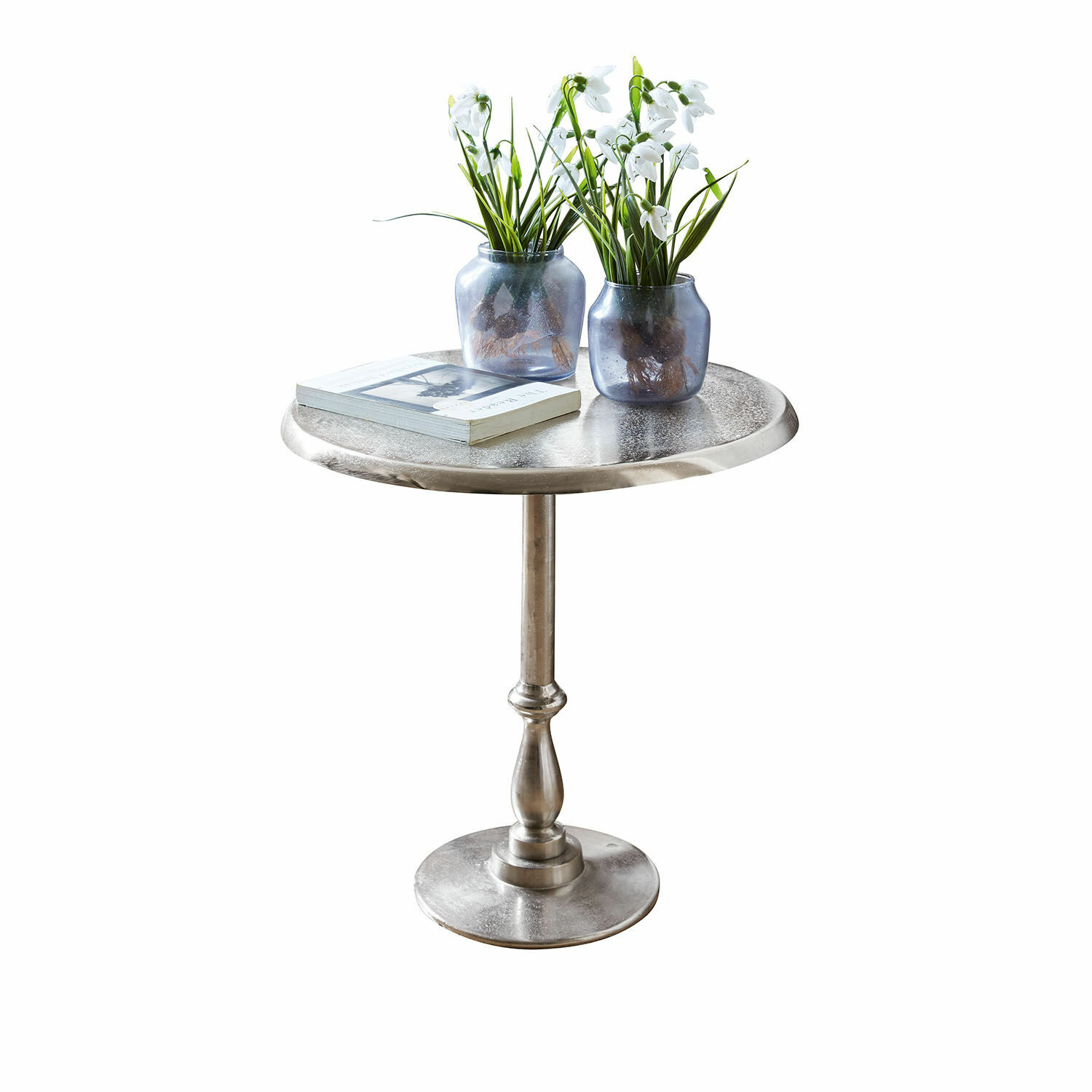 Beistelltisch Eppeville Runder Beistelltisch aus silbernem Metall mit zwei blauen Vasen und weissen Blumen als Dekoration