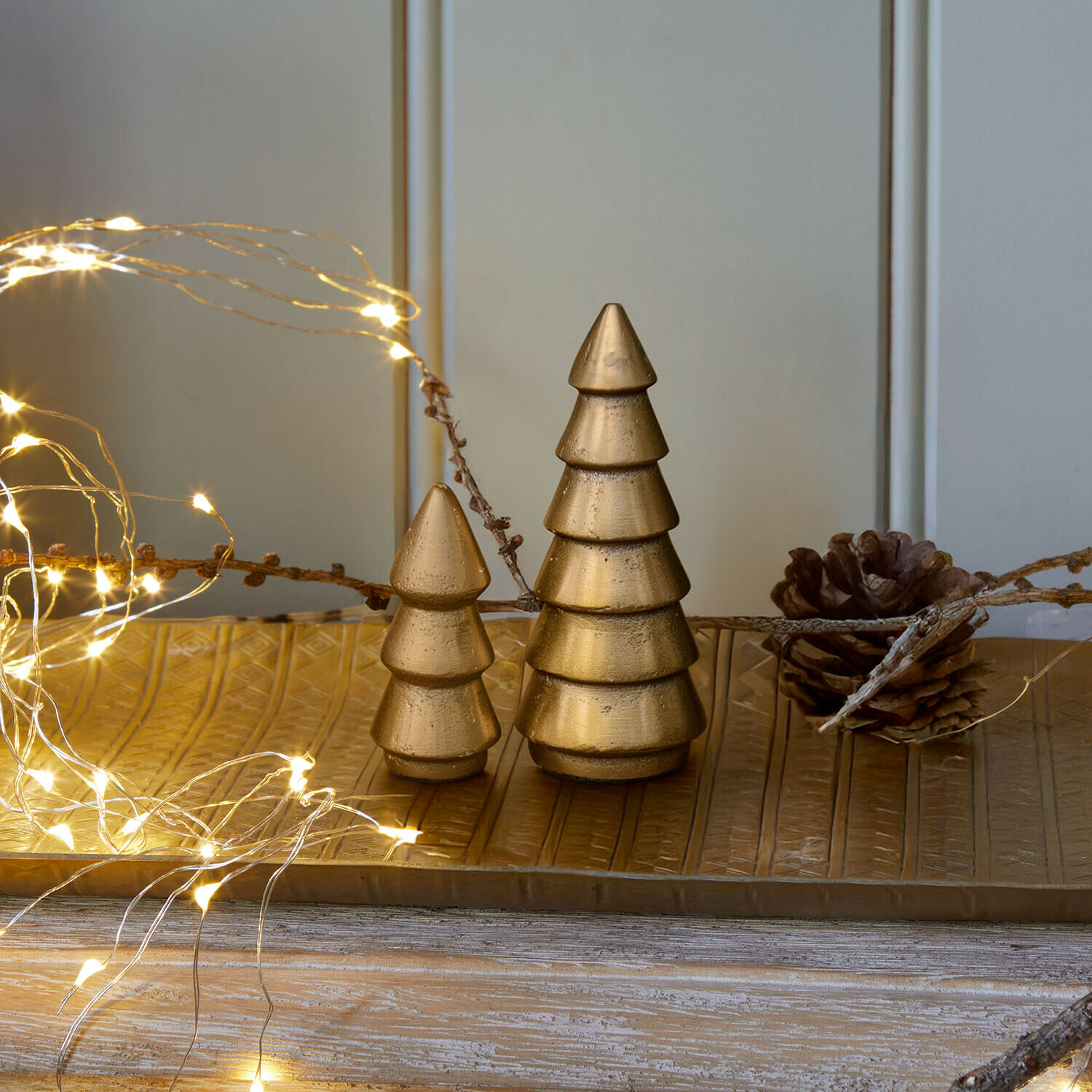 Deko-Baum 2er Set Zarilith Goldene Metall-Weihnachtsbaum-Dekorationen auf goldener Platte mit LED-Lichterkette und Kieferzapfen