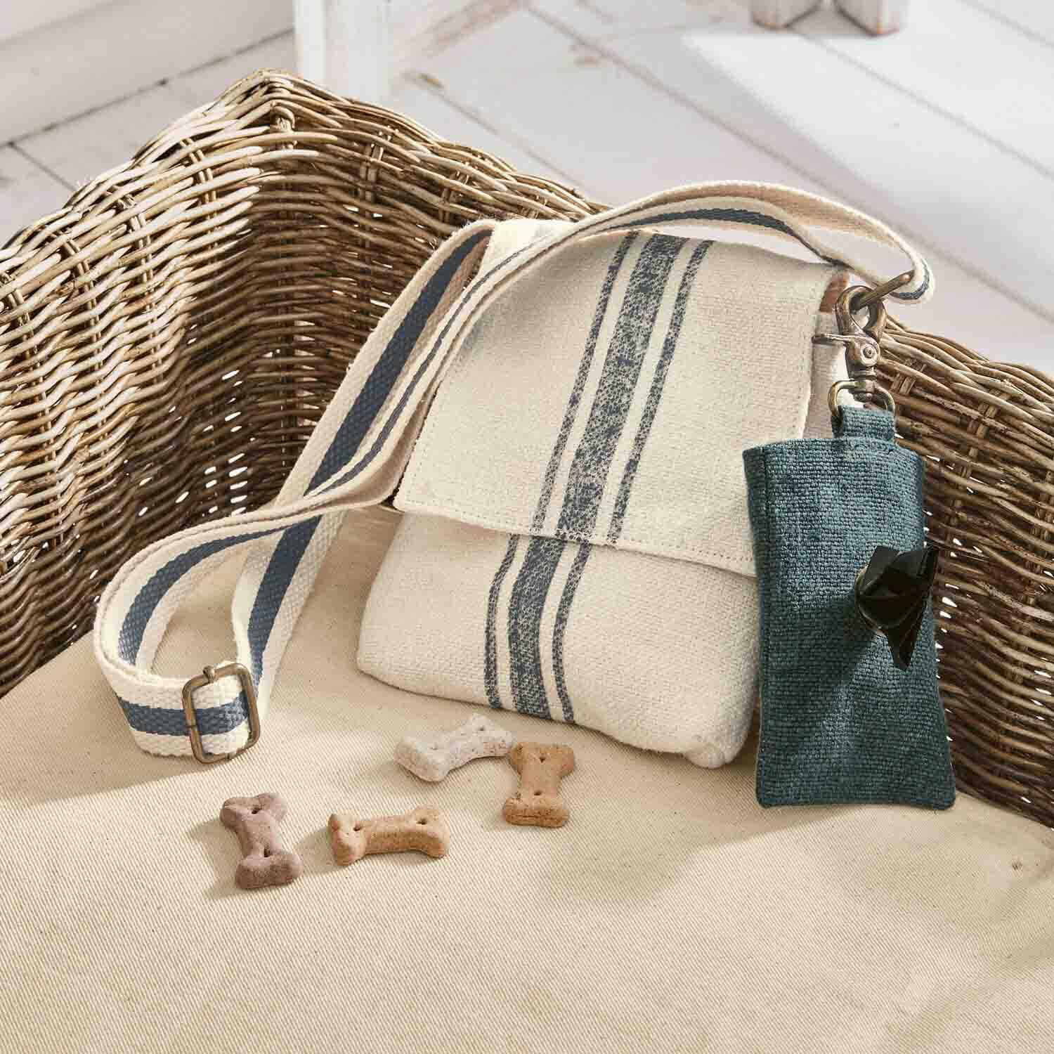 Beige Baumwolltasche mit blauen Streifen und Leckerli-Beutel auf Sofa für Hundezubehör