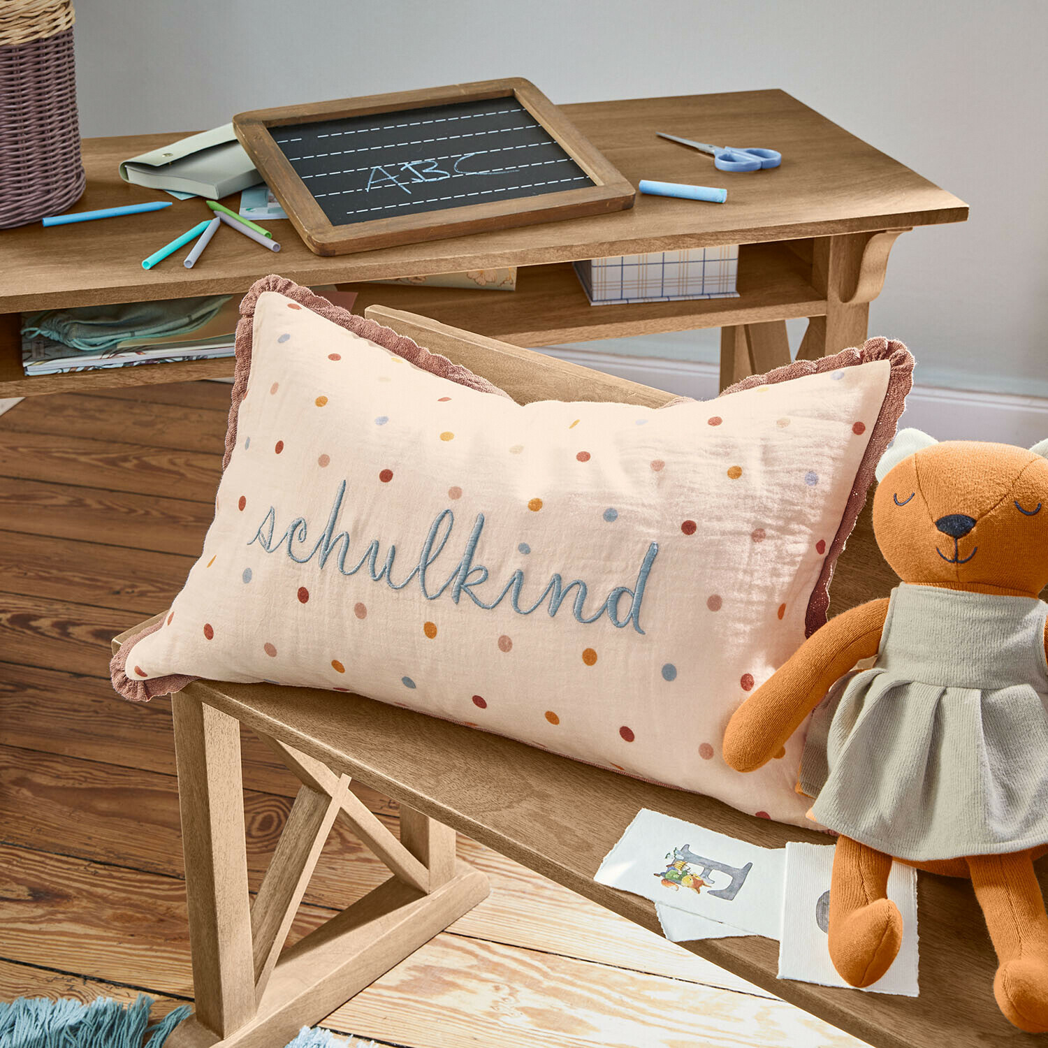 Kissenhülle Wibbelu Rechteckiges Baumwollkissen in Creme mit Schriftzug schulkind und bunten Punkten für Kinder