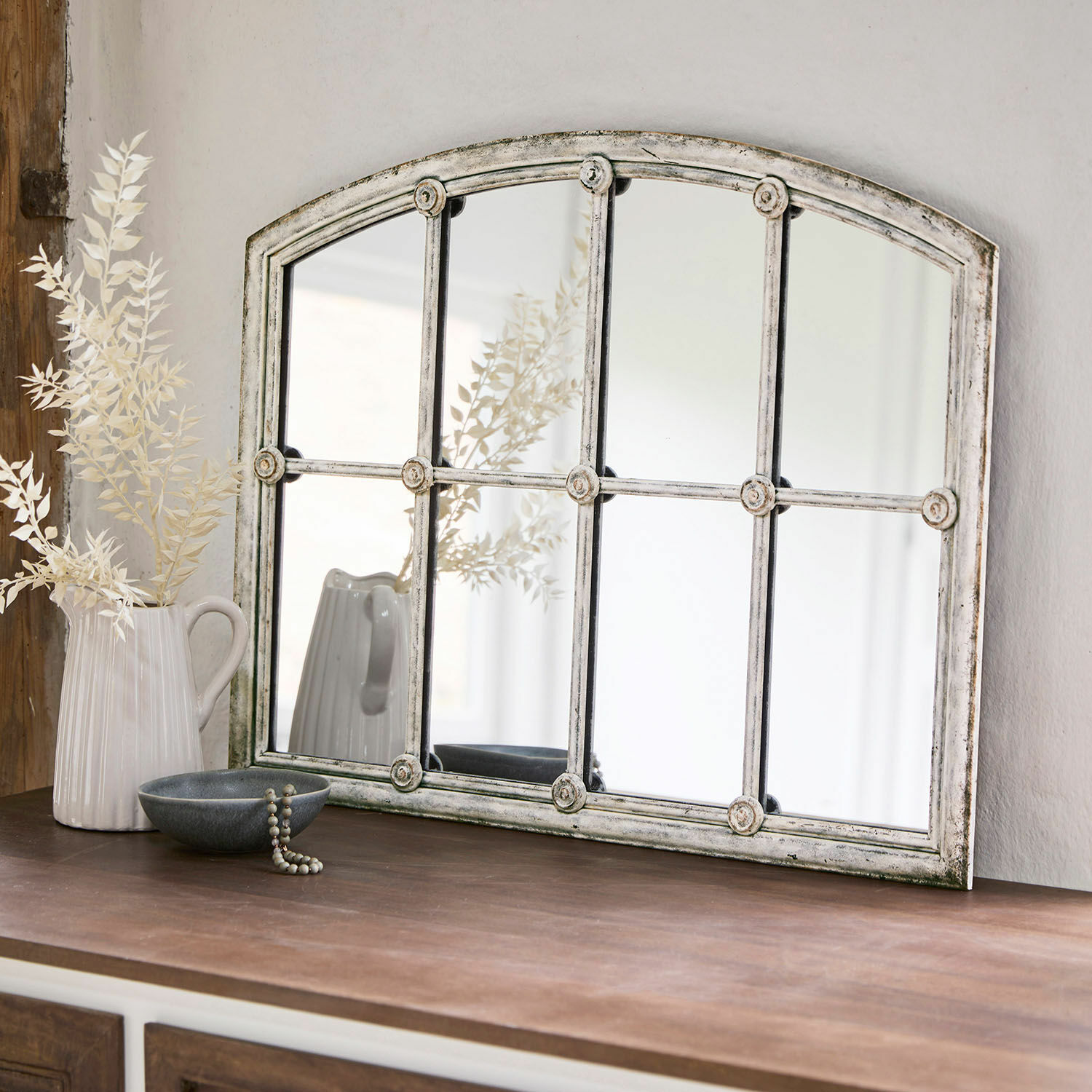 Spiegel Tobiah Rustikaler Spiegel mit Metallrahmen im weissen Used-Look auf dunklem Holzsideboard