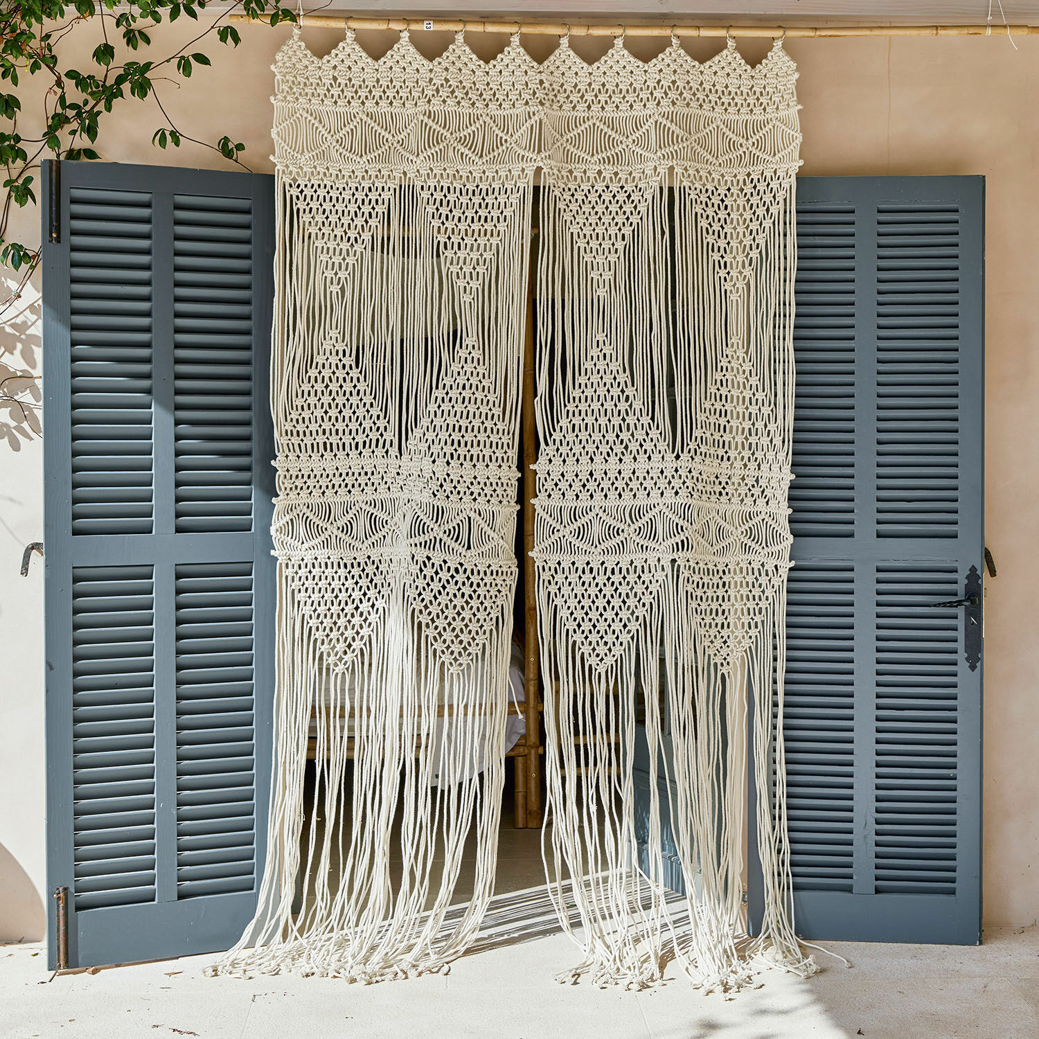 Gardine Kivelli Dekorativer Makramee-Vorhang aus Baumwolle in Creme, ideal für Boho- und Natur-Interieurs.