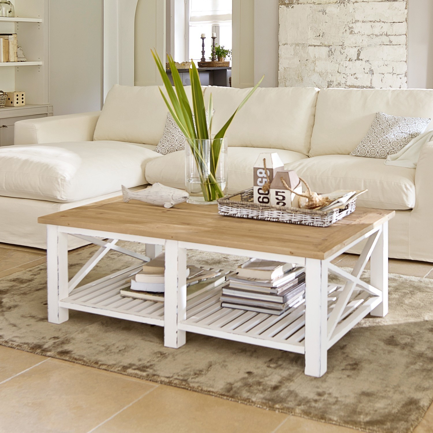 Couchtisch Medfield Rustikaler Couchtisch aus Holz mit weiss lackiertem Gestell und Ablagefläche für Bücher