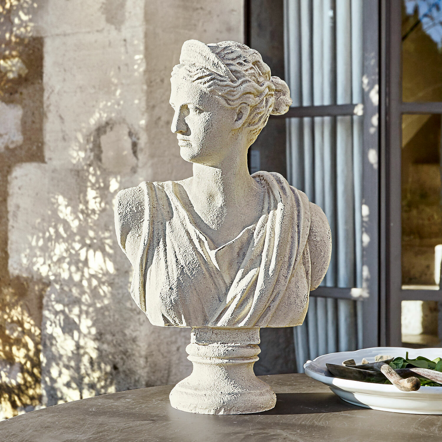 Büste Ellora Weisses Steinguss-Porträt einer Frau im klassischen Stil auf Tisch, Gartendekoration