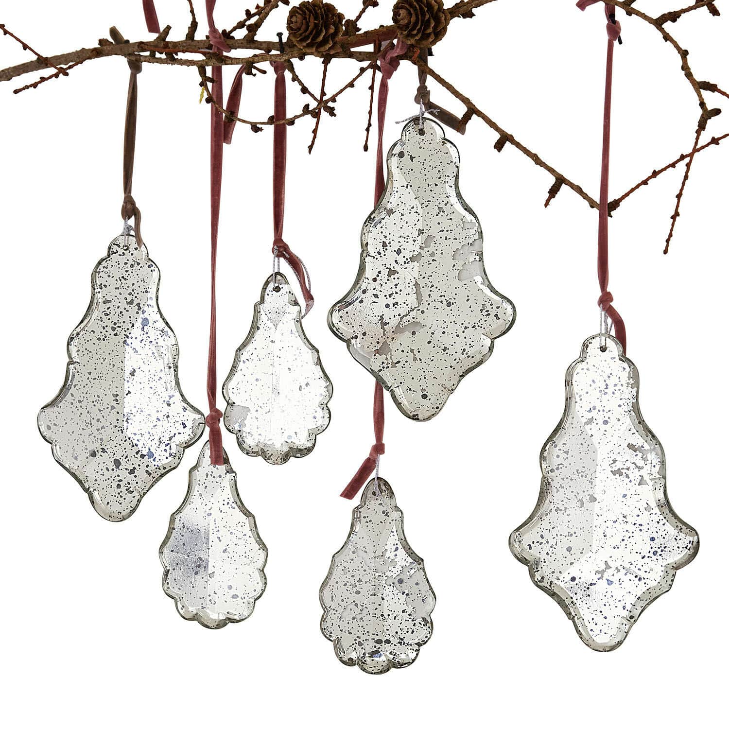 Anhänger 6er Set Mistralon Sechsteiliges Set hängender Dekorationen aus antikem Glas mit roten Bändern für festliche Wohnräume.