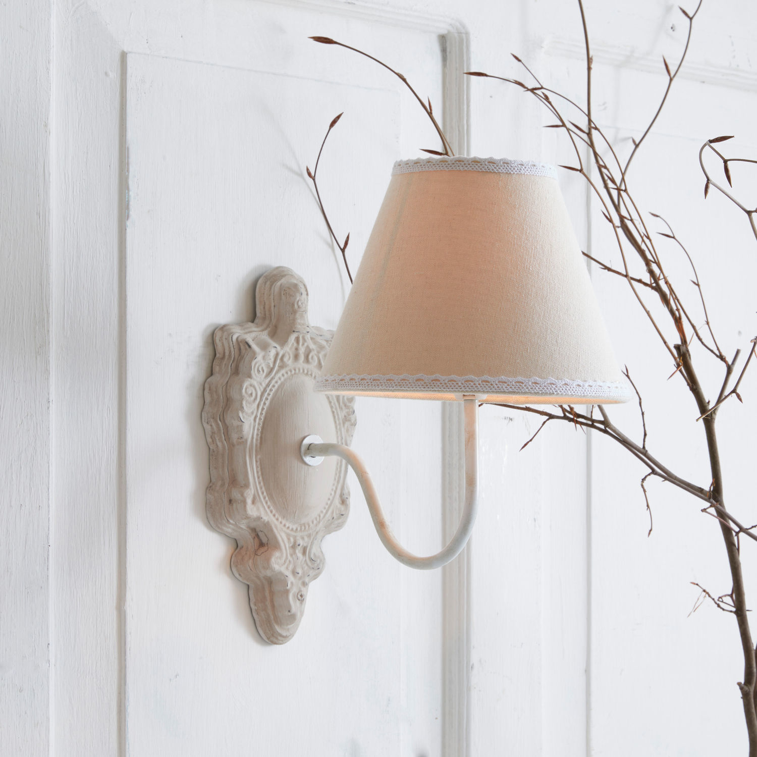Wandlampe Ascoux Wandleuchte mit beigem Stoffschirm und weissem Metallfuss im Vintage-Stil für Wohnzimmer