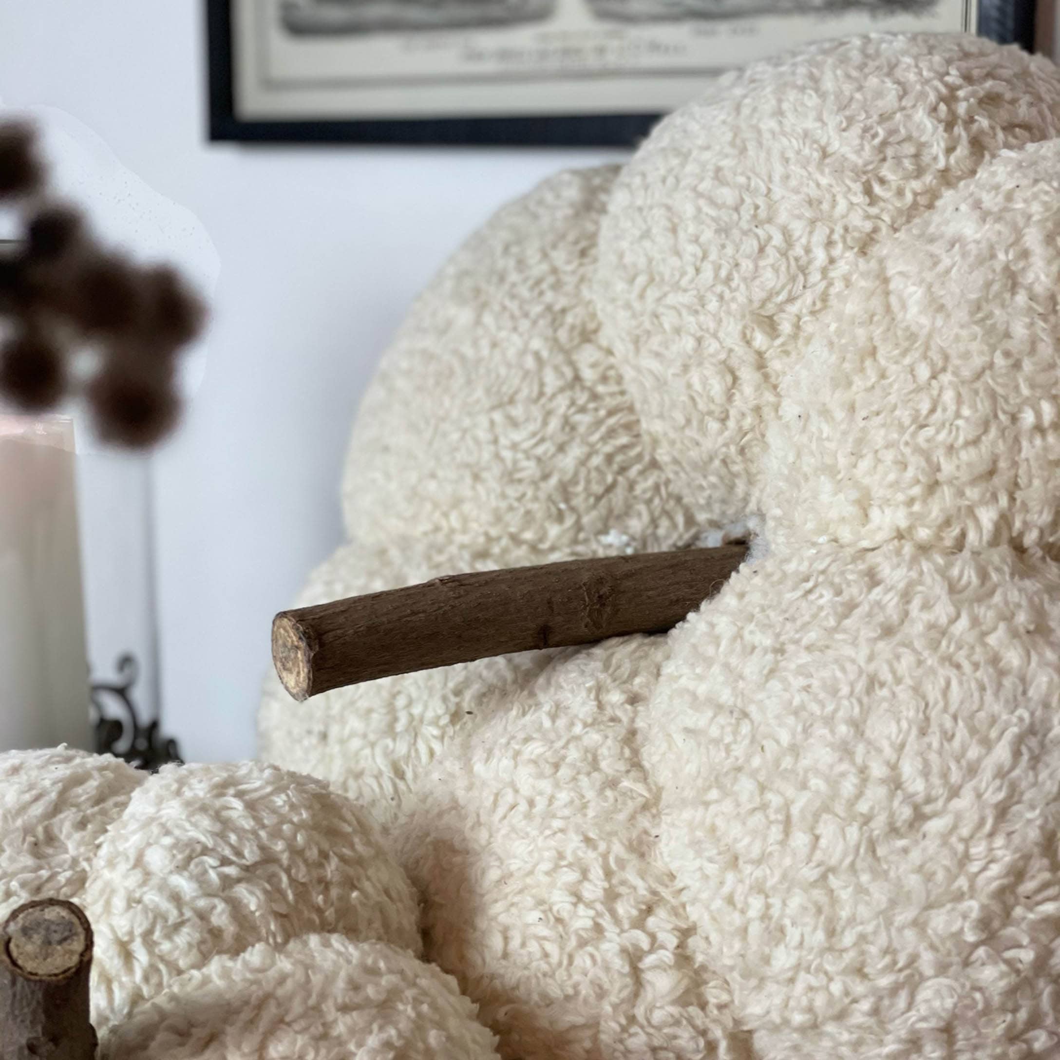 Dekorativer cremefarbener Stoff-Kürbis mit Holzstiel, herbstliches Wohnaccessoire aus weichem Material