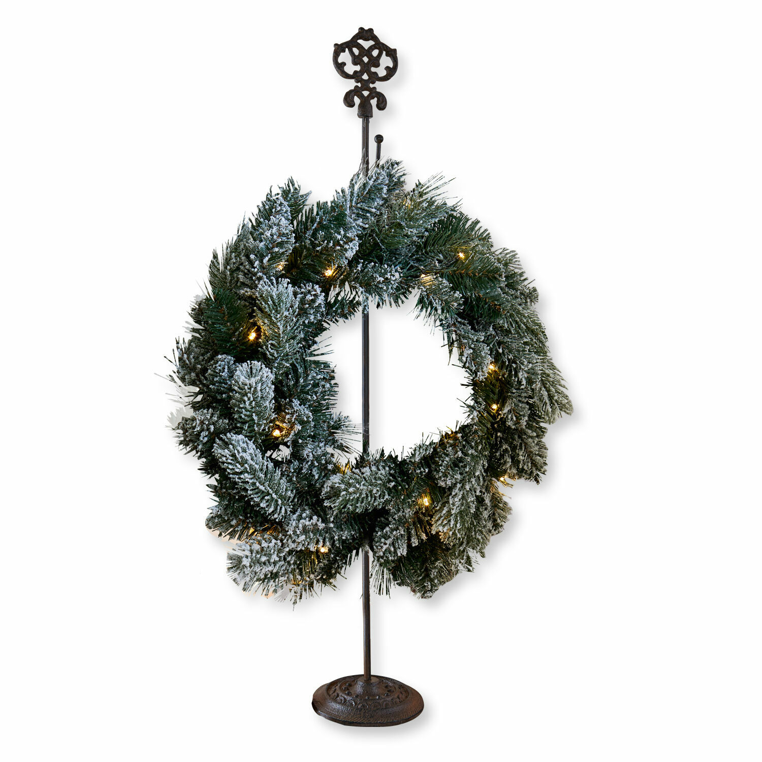 Kranzständer Koumura Weihnachtskranz mit grünen Nadeln, Schnee-Effekt und LED-Lichtern auf dekorativem Metallständer