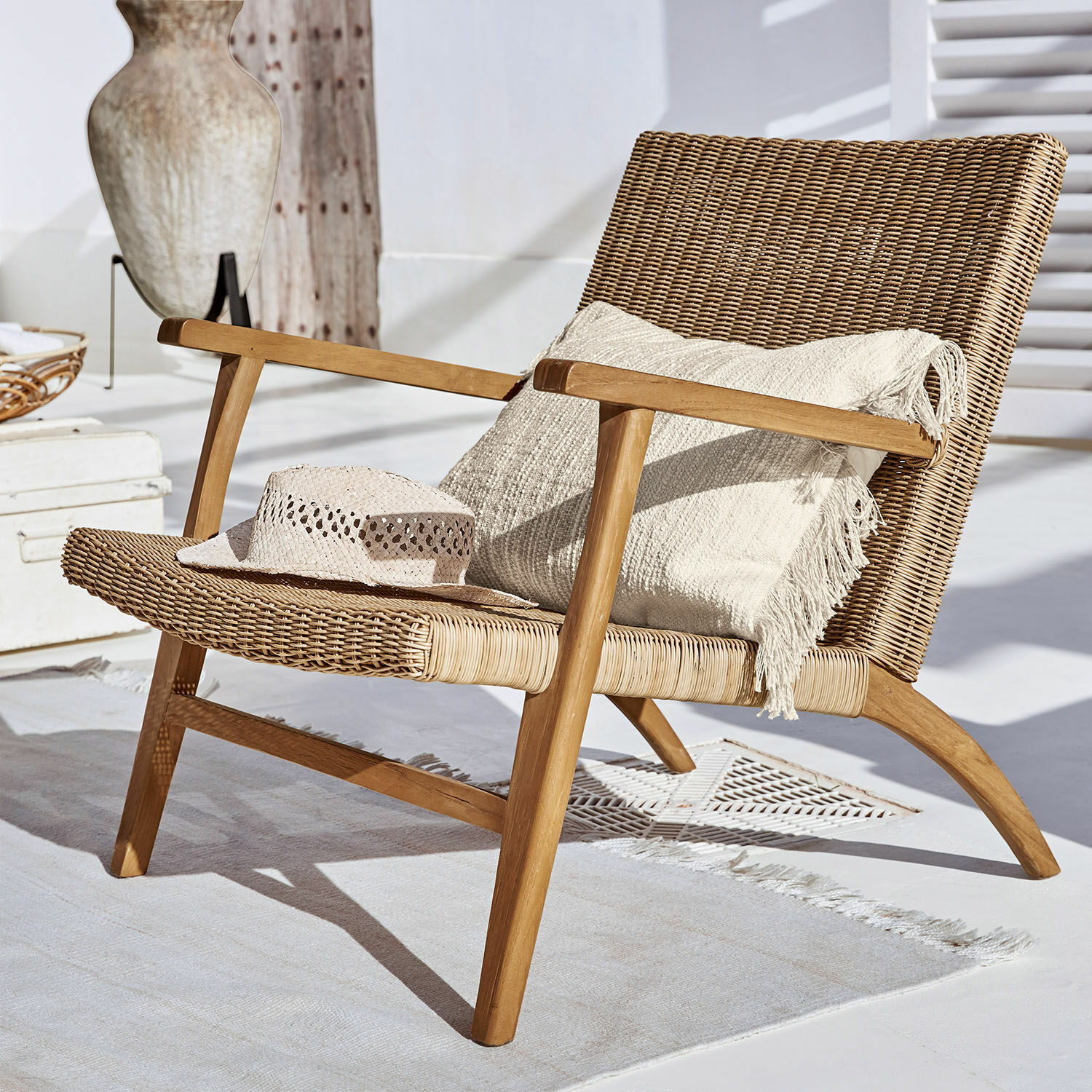 Stuhl Alzette Stuhl aus Rattan und Teakholz in Naturtönen mit Kissen und Hut, gemütliches Wohnzimmermöbel