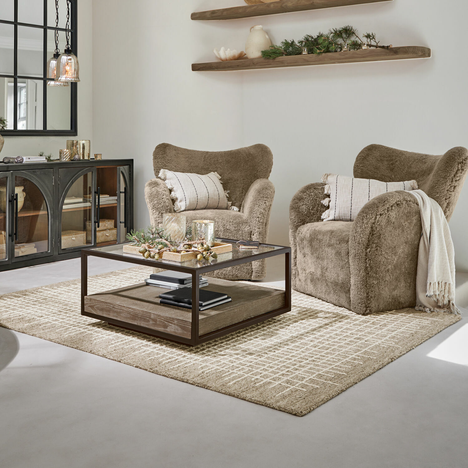 Teppich Iseralyn Gemütliche Sessel aus braunem Kunstfell in modernem Wohnzimmer mit dekorativem Couchtisch und Teppich