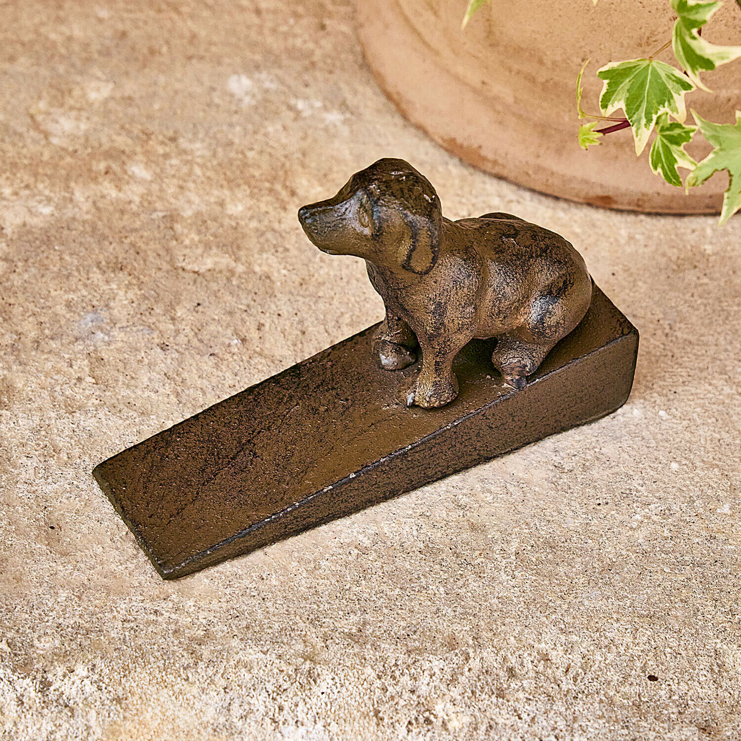 Türstopper Wauzel Brauner Türkeil aus Gusseisen in Hundeform, dekoratives und praktisches Wohnaccessoire