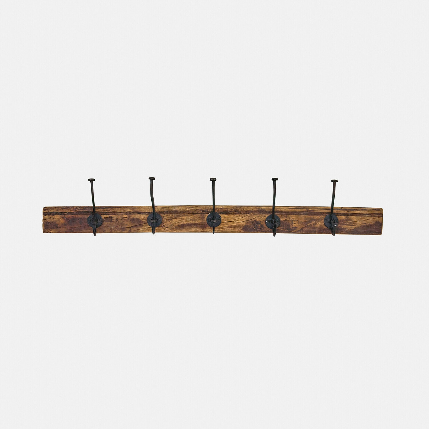 Hakenleiste Sémone Wandgarderobe aus Holz mit fünf schwarzen Metallhaken im Vintage-Stil für Flur oder Diele