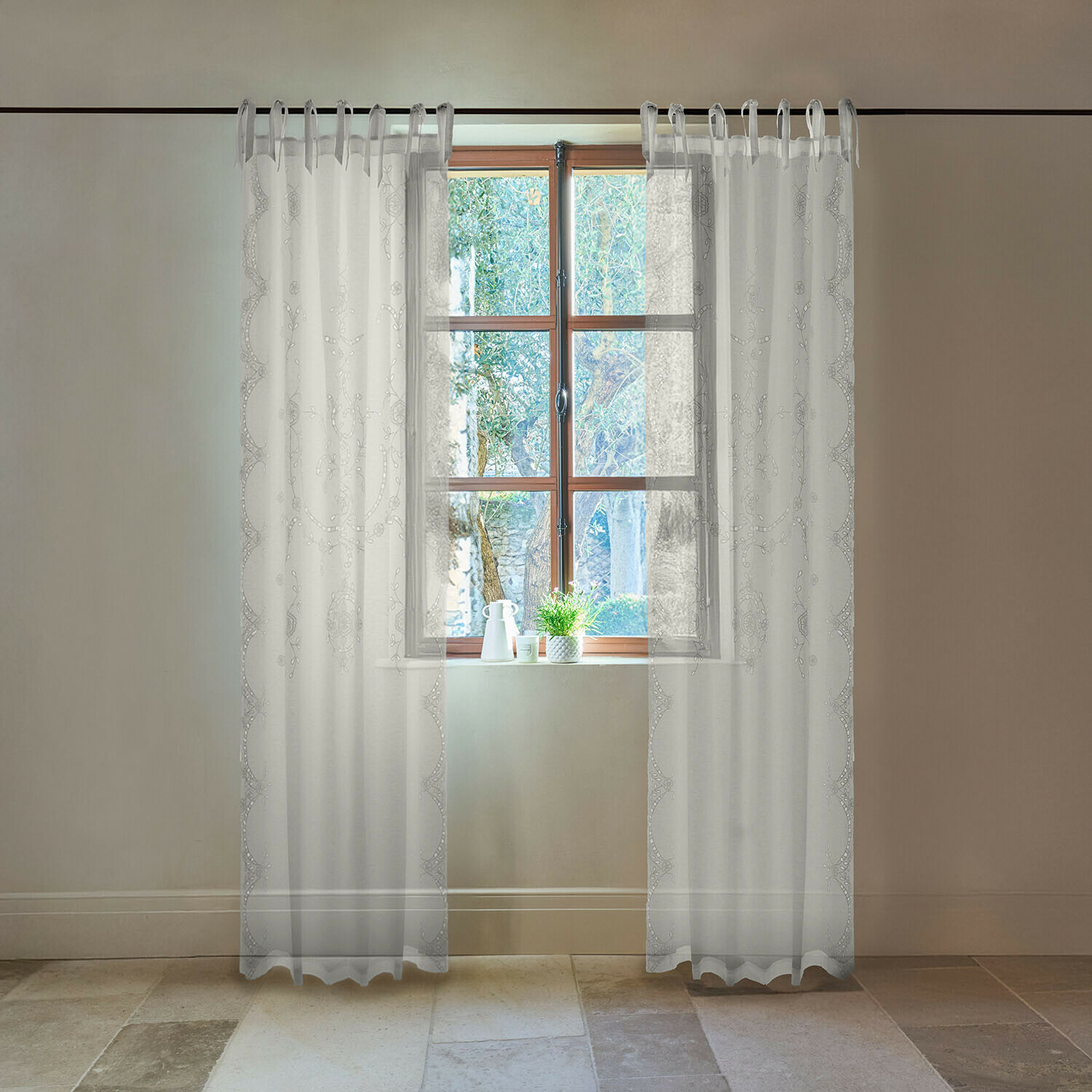 Transparente weisse Vorhänge mit feiner Stickerei am Fenster, stilvolle Raumdekoration und Sonnenschutz