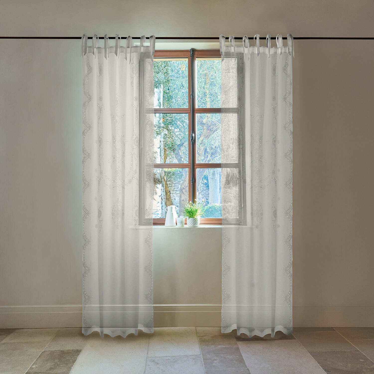 Gardine Zafferina Transparente weisse Vorhänge mit feiner Stickerei am Fenster, stilvolle Raumdekoration und Sonnenschutz