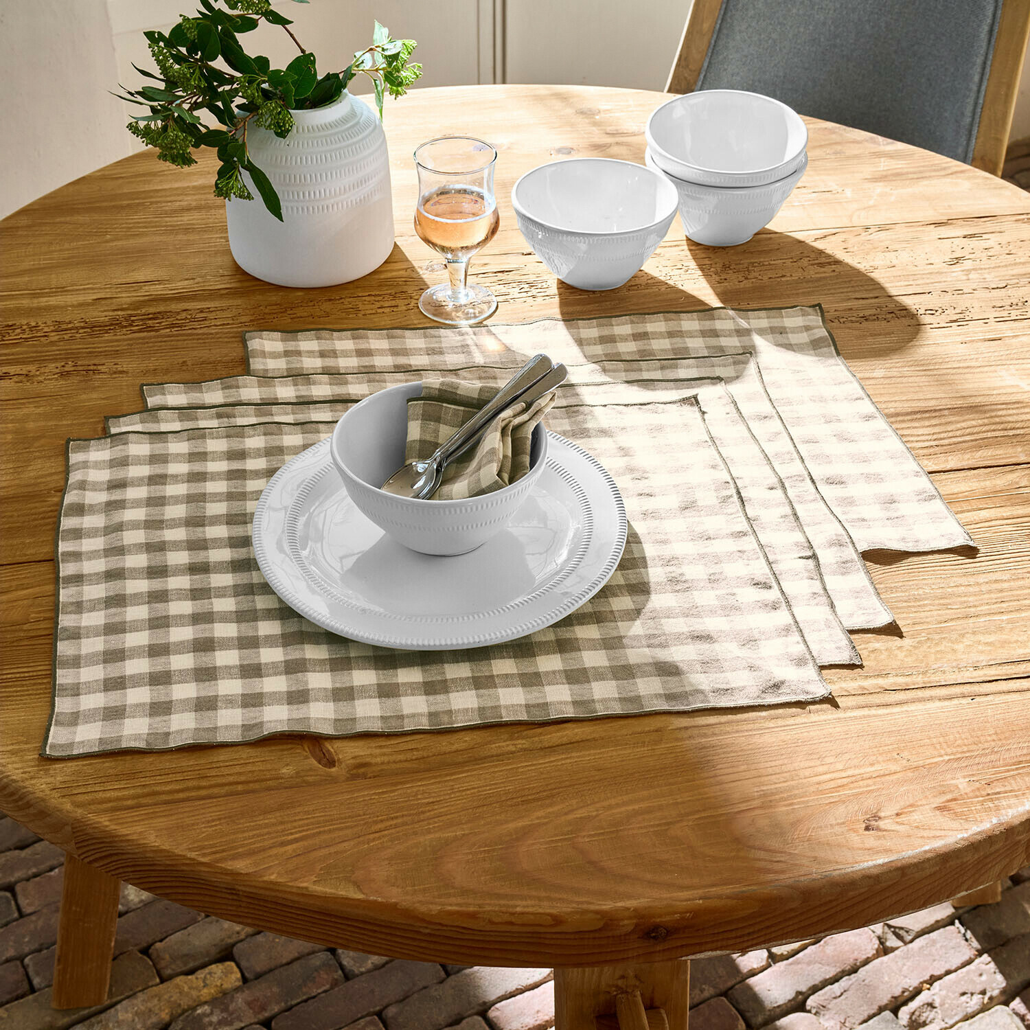 Platzset 4er Set Marrowby Weiße Keramikschalen und Teller auf Holztisch mit beige-weiß karierten Leinenplatzsets