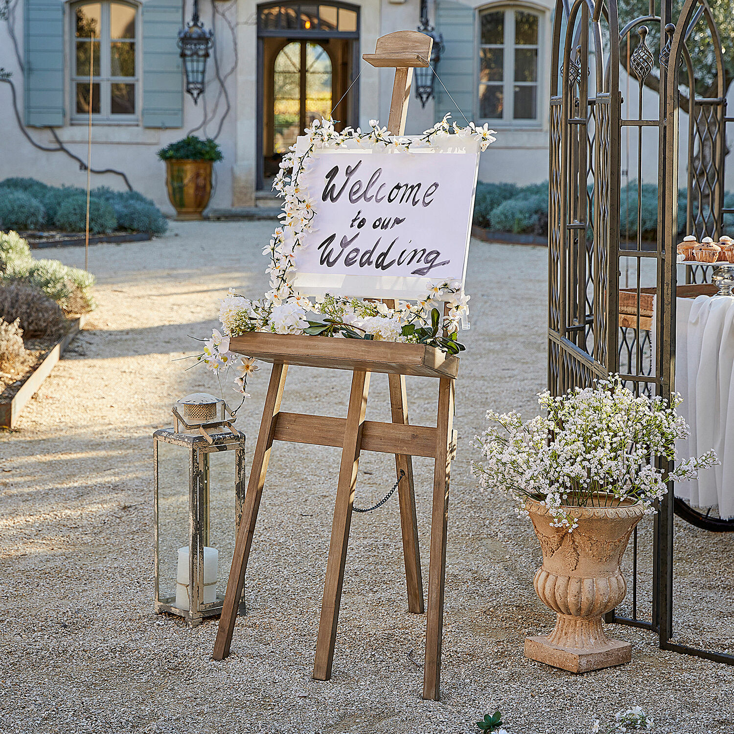 Staffelei Handan Holzstaffelei mit Blumen dekoriert und Willkommensschild für Hochzeit im Garten
