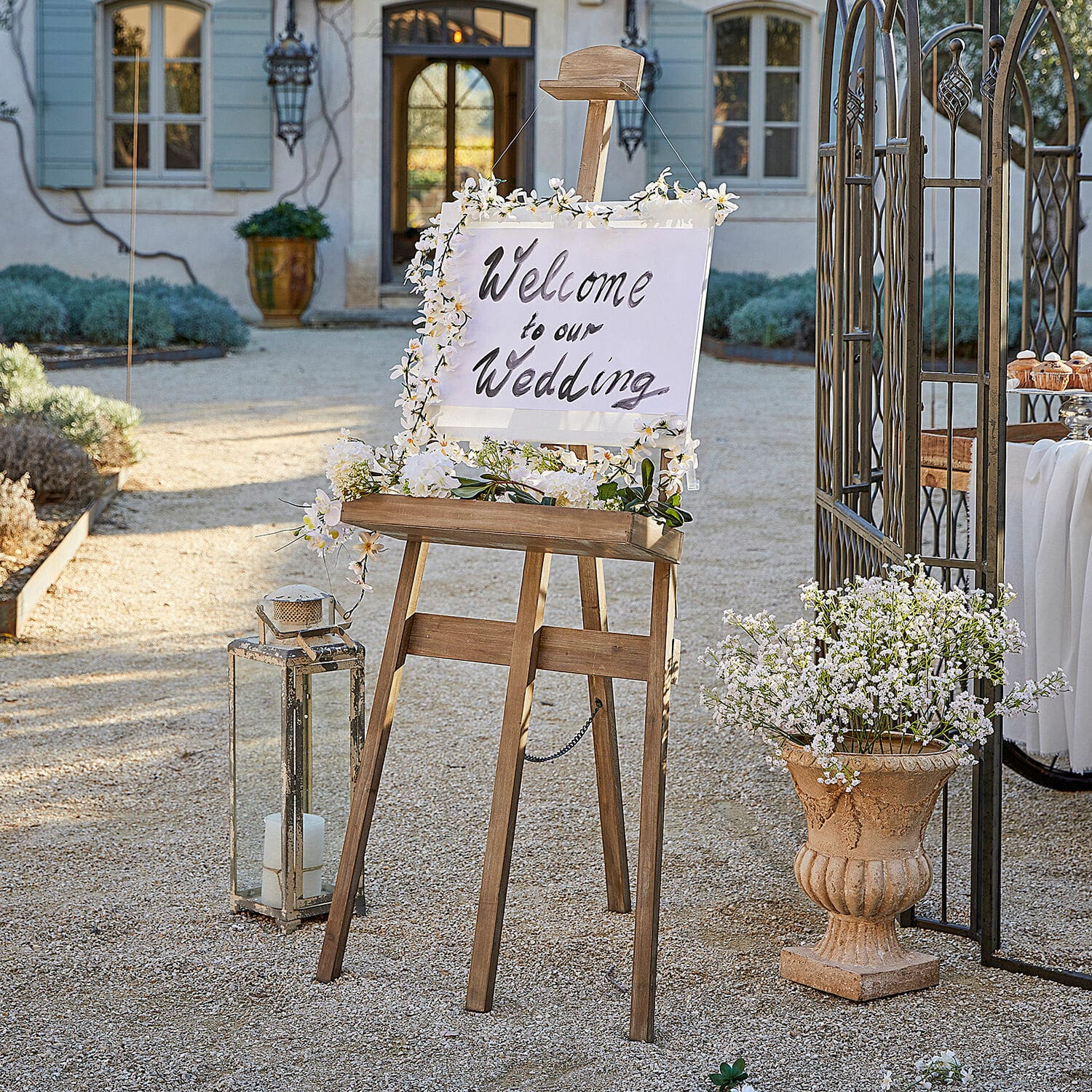 Staffelei Handan Holzstaffelei mit Blumen dekoriert und Willkommensschild für Hochzeit im Garten