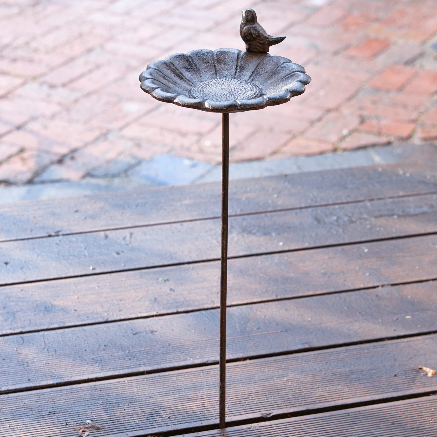 Vogeltränke Finch Braune Metall-Vogelschale mit dekorativem Vogel auf Stab für Garten und Terrasse