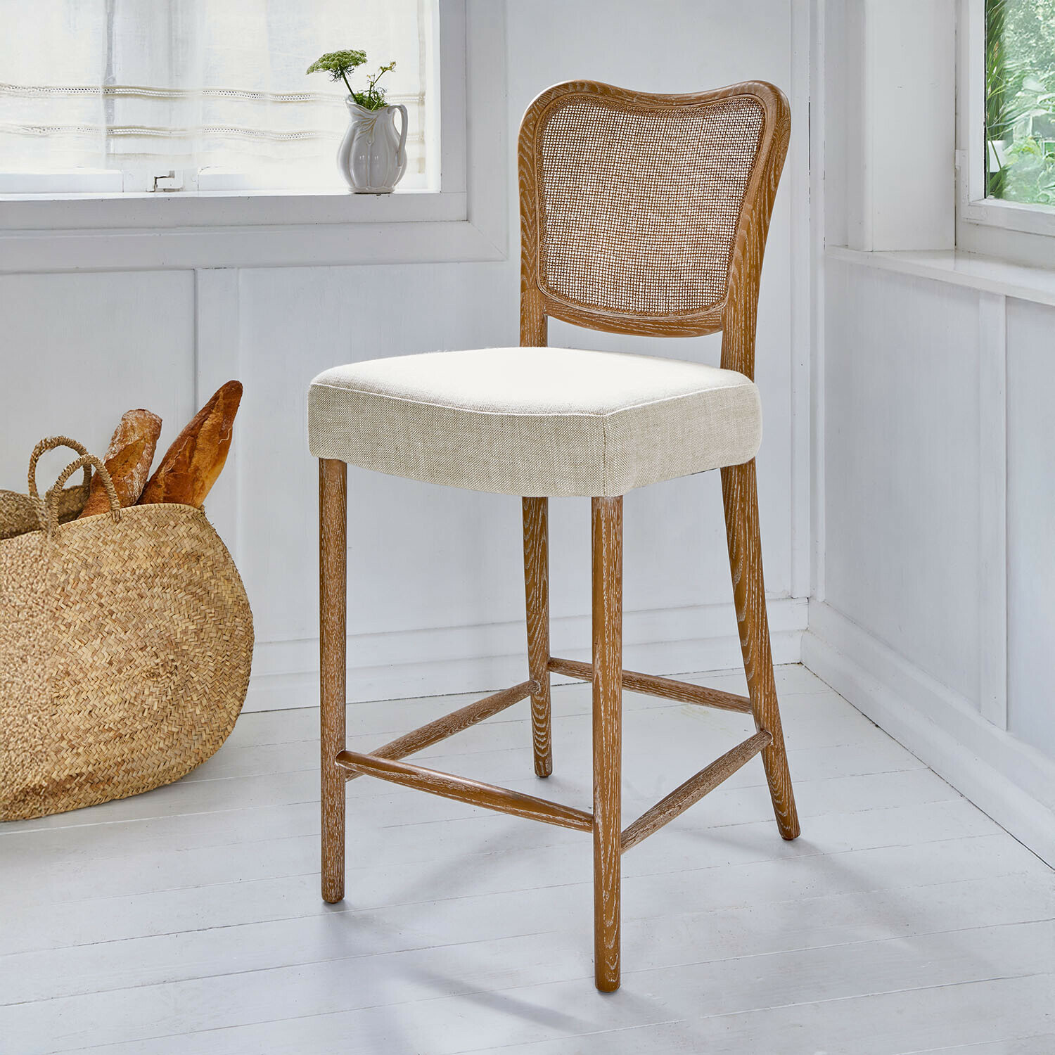 Barhocker Frétancourt Barhocker mit hellem Leinenbezug und naturfarbenem Holzrücken mit Geflecht im Landhausstil