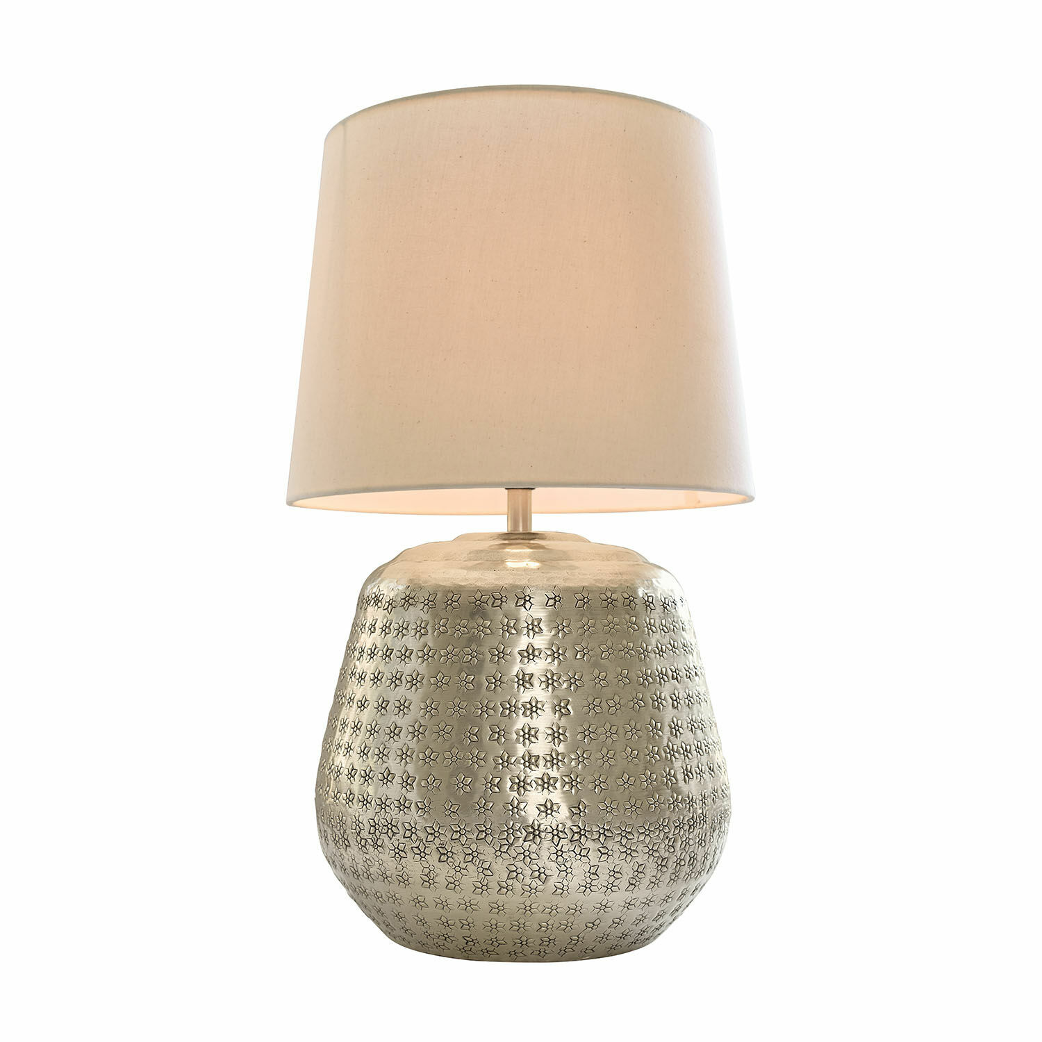 Tischlampe mit silberner, gemusterter Metallbasis und beigem Lampenschirm, Wohnraumbeleuchtung