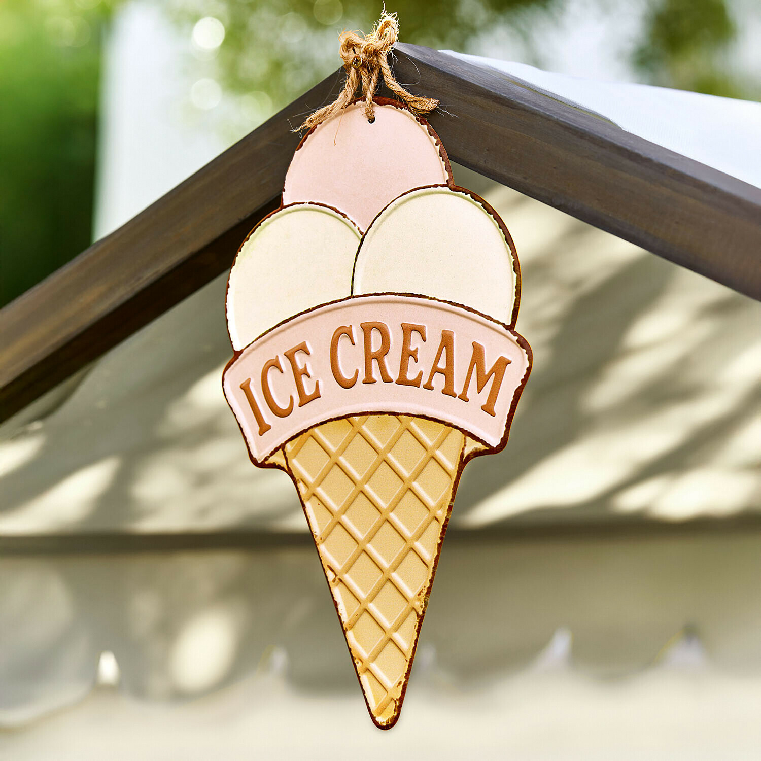 Deko-Schild Cheeklee Metall-Hängeschild in Form eines Eistüten in Pastellfarben mit Schriftzug ICE CREAM