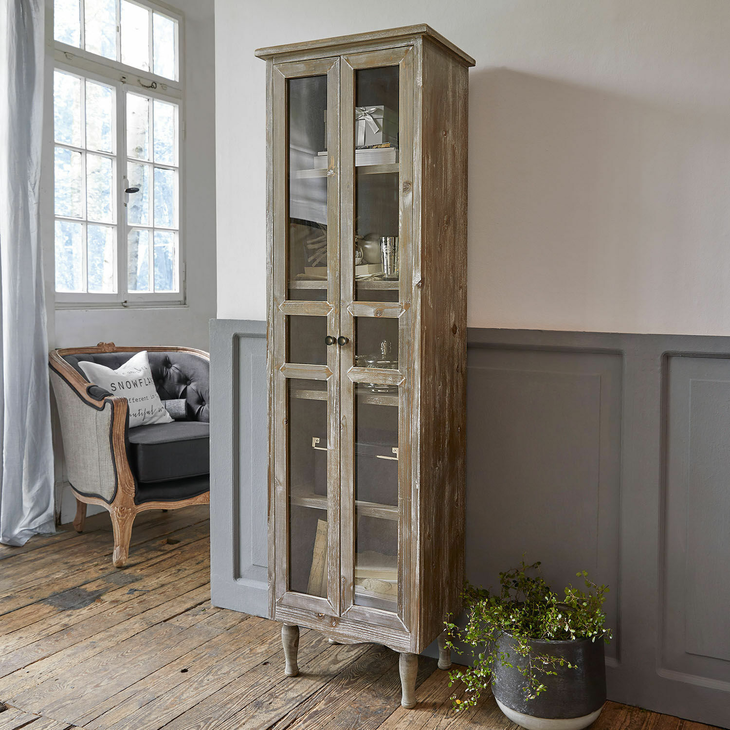 Schrank Covent Garden Schmale Holzvitrine mit Glastüren im Vintage-Stil für ein stilvolles Wohnzimmer