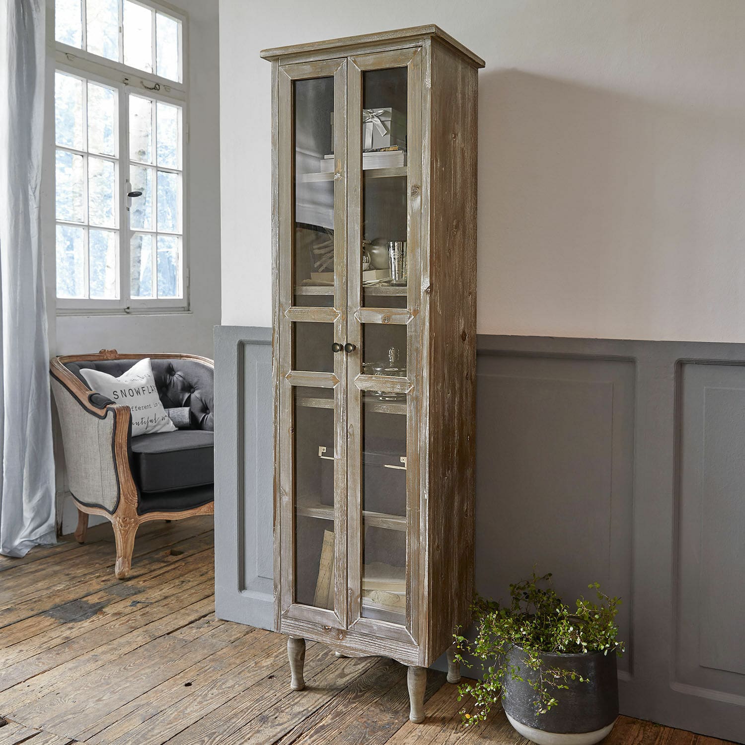 Schrank Covent Garden Schmale Holzvitrine mit Glastüren im Vintage-Stil für ein stilvolles Wohnzimmer