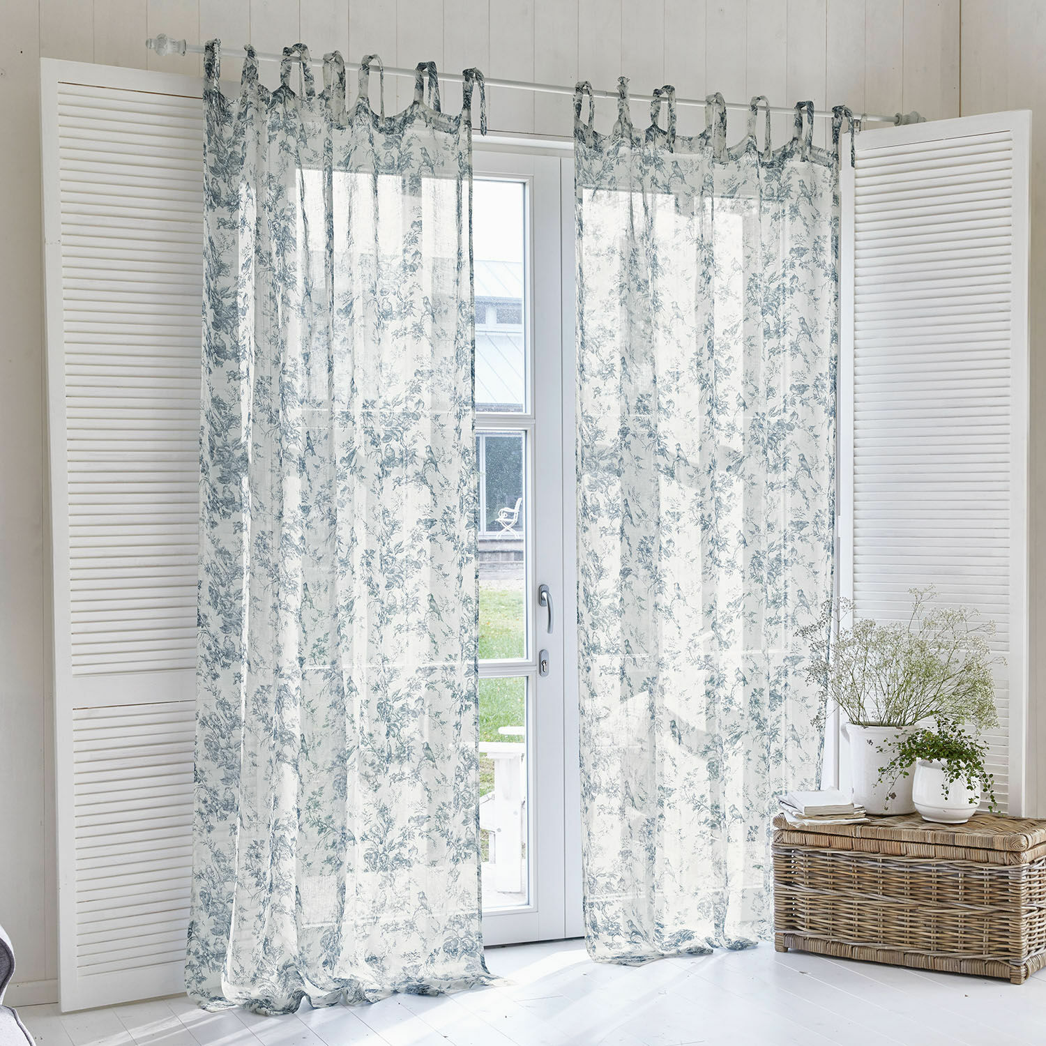 Gardine Emilie Transparente Vorhänge mit blauem Blumenmuster auf weissem Stoff, leichte Gardinen für das Wohnzimmer
