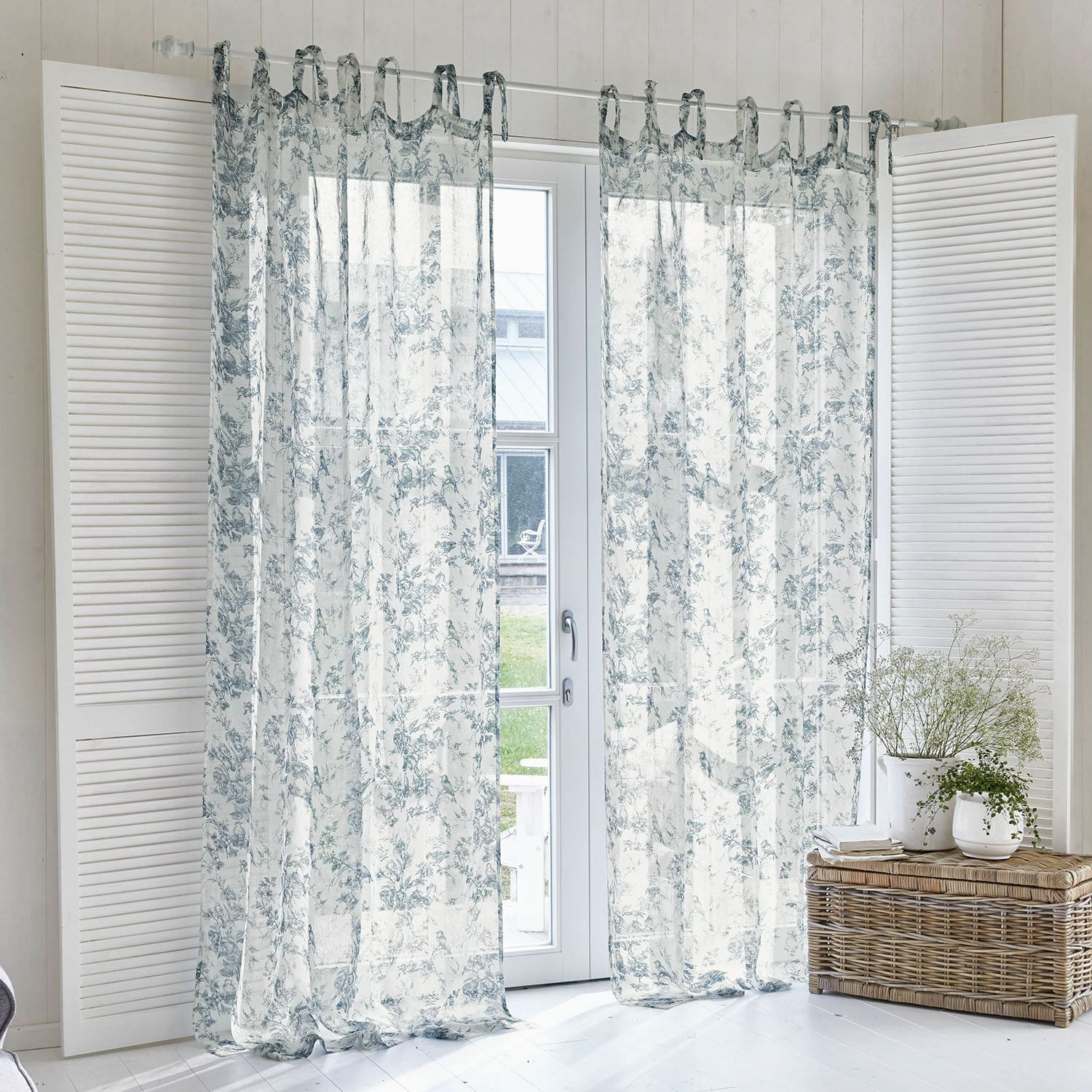 Gardine Emilie Transparente Vorhänge mit blauem Blumenmuster auf weissem Stoff, leichte Gardinen für das Wohnzimmer