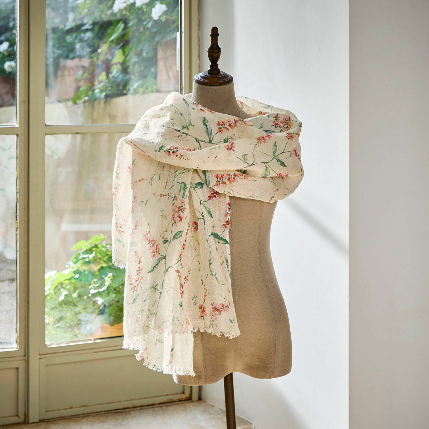 Schal Soleilou Leichter Baumwollschal in Creme mit floralem Muster, ideal für frühlingshafte Outfits.