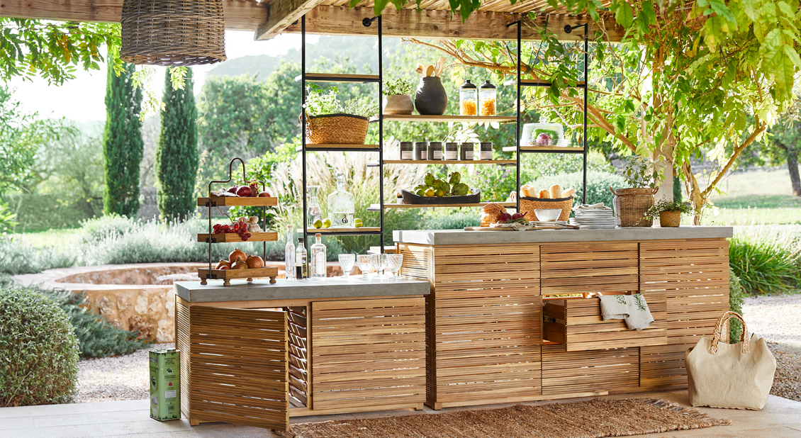 Aussenküche aus Holz mit Betonarbeitsplatte und Metallregalen, natürliche Gartenmöbel im Freien