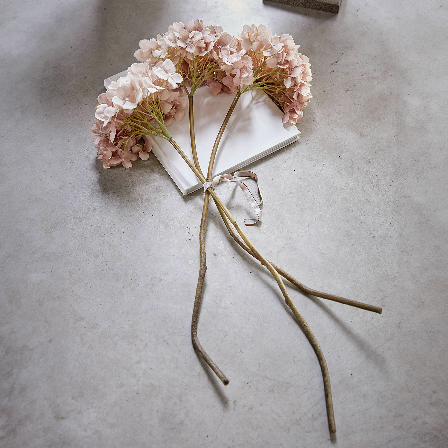 Deko-Blume 3er Set Amarente Strauuss künstlicher Hortensienblüten in zartem Rosa auf grauem Hintergrund, Wohnaccessoire