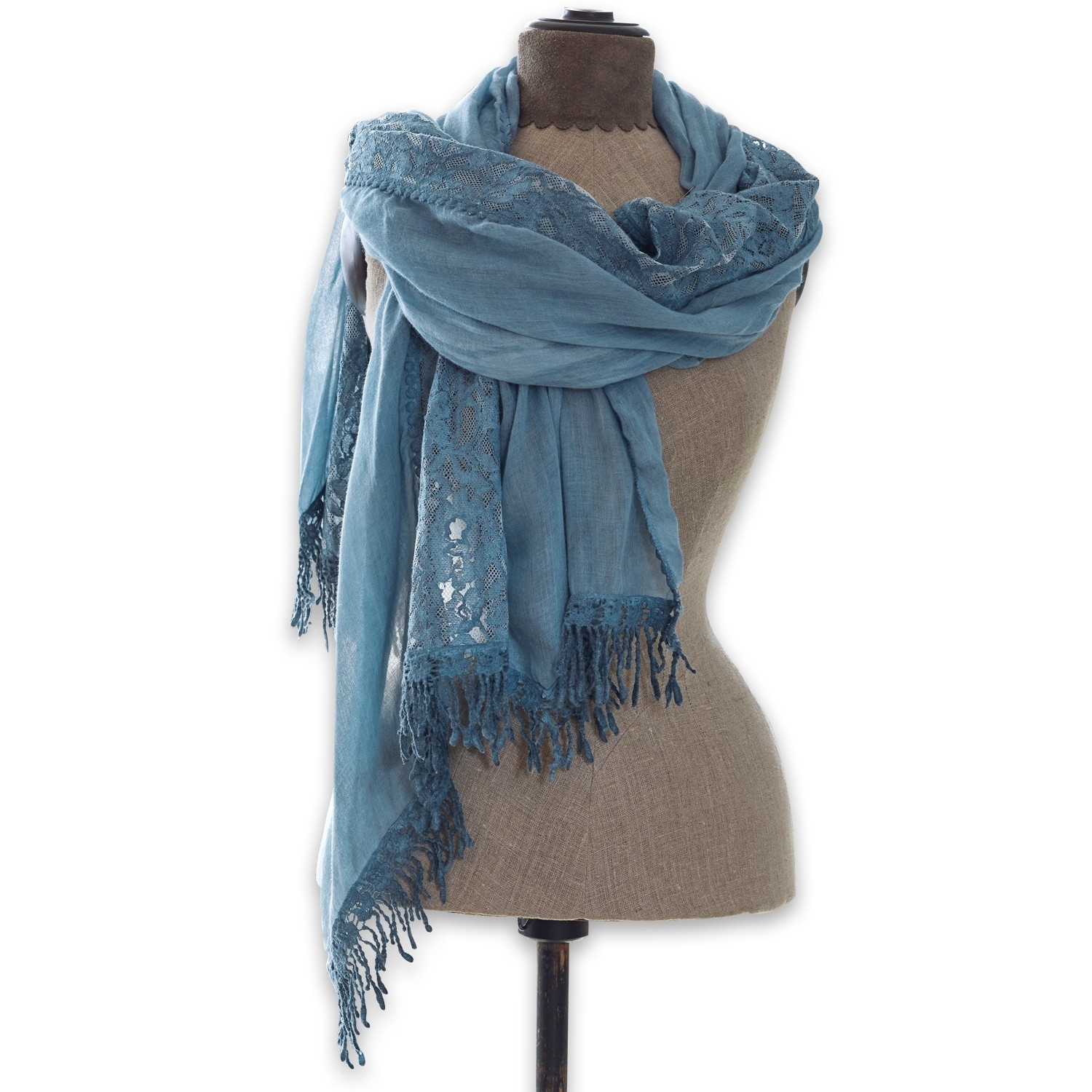 Schal Emely Leichter blauer Schal mit Spitzenbesatz und Fransen, weiches Material für kühle Tage.