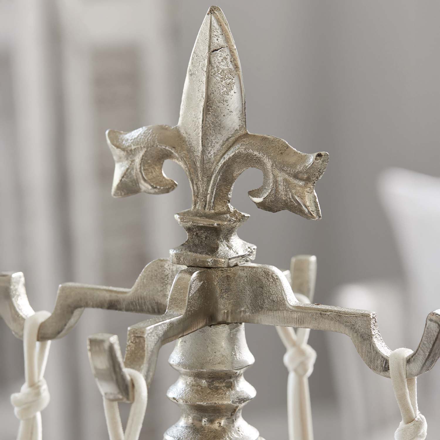 Silberne Metall-Dekoration in Lilienform mit antikem Effekt als stilvolles Wohnaccessoire