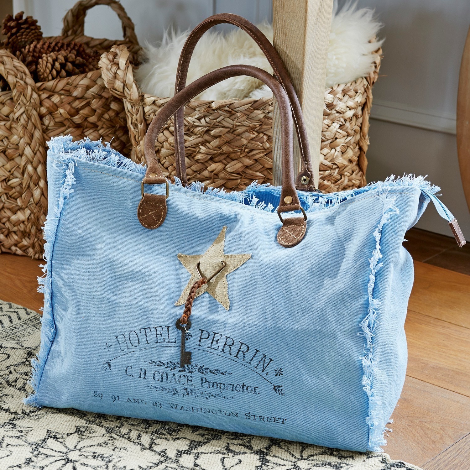 Tasche Elora Grosse hellblaue Stofftasche mit braunen Griffen und Sternapplikation im Vintage-Stil
