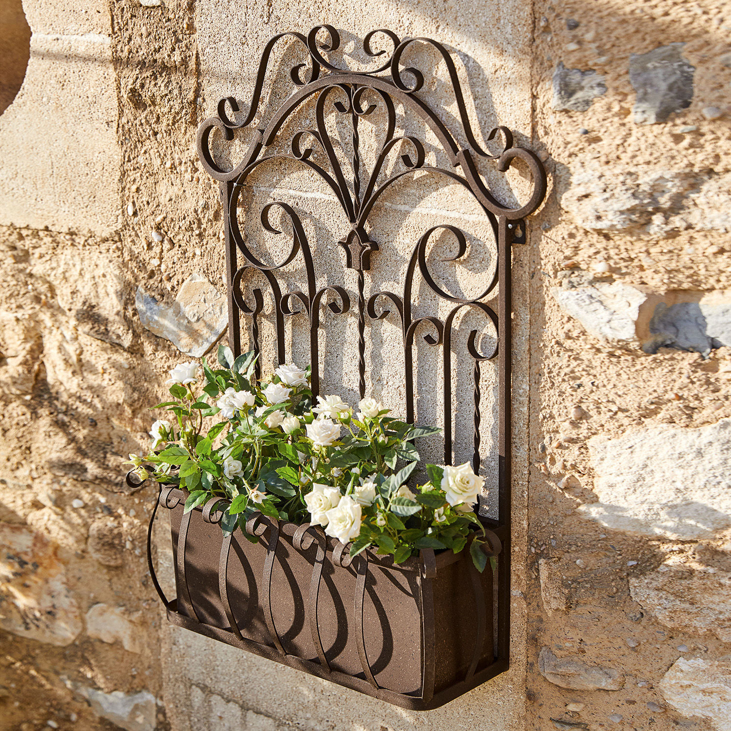 Blumenkasten Secourt Brauner Metall-Wandblumentopf mit dekorativen Verzierungen und weissen Blumen für Gartendekoration