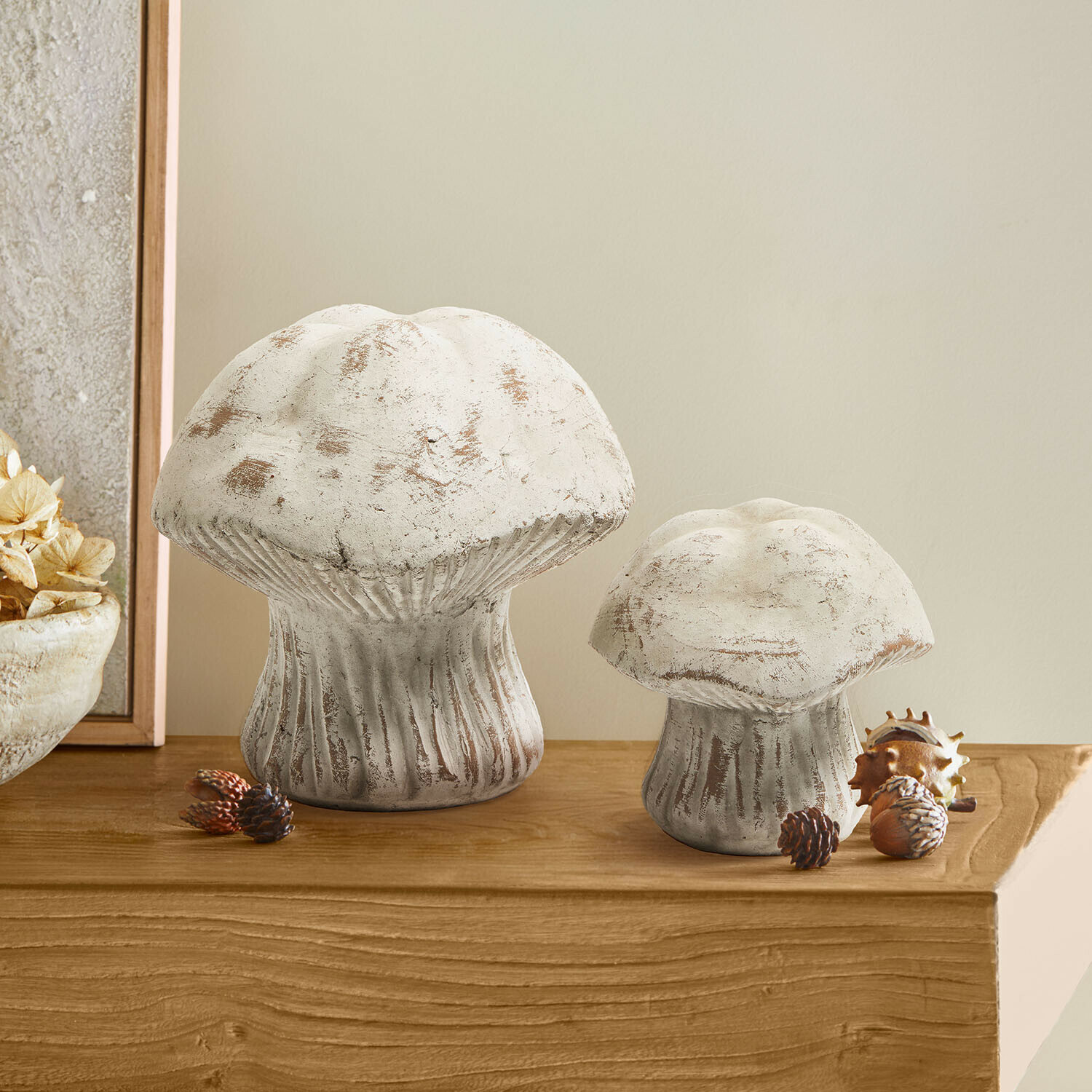 Deko-Pilz 2er Set Tannsy Dekorative weisse Pilzfiguren aus Beton auf Holzablage als Wohnaccessoire