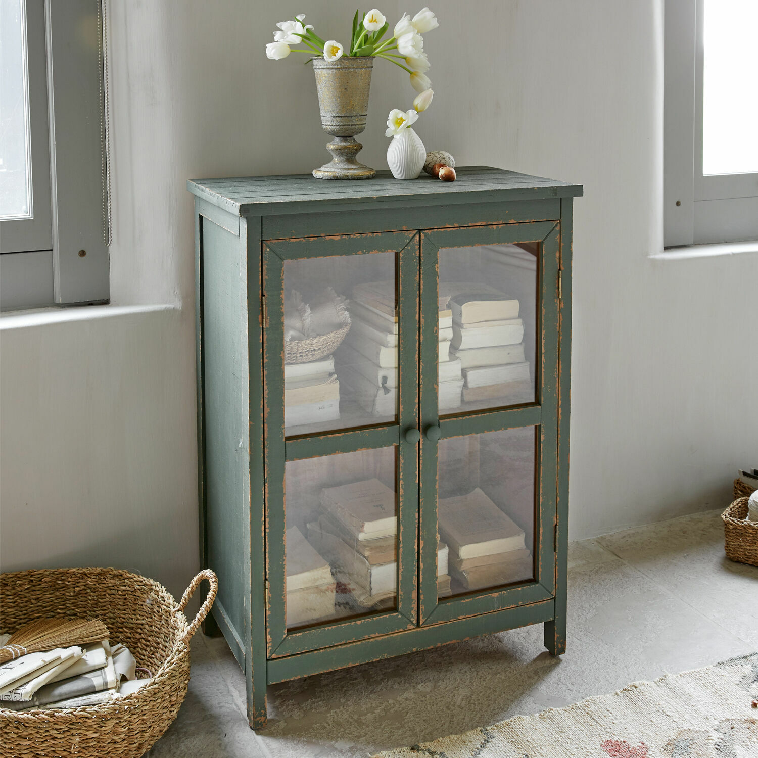 Kommode Alajela Grüner Holzschrank mit Glastüren und antikem Finish zur Aufbewahrung von Büchern im Zimmer