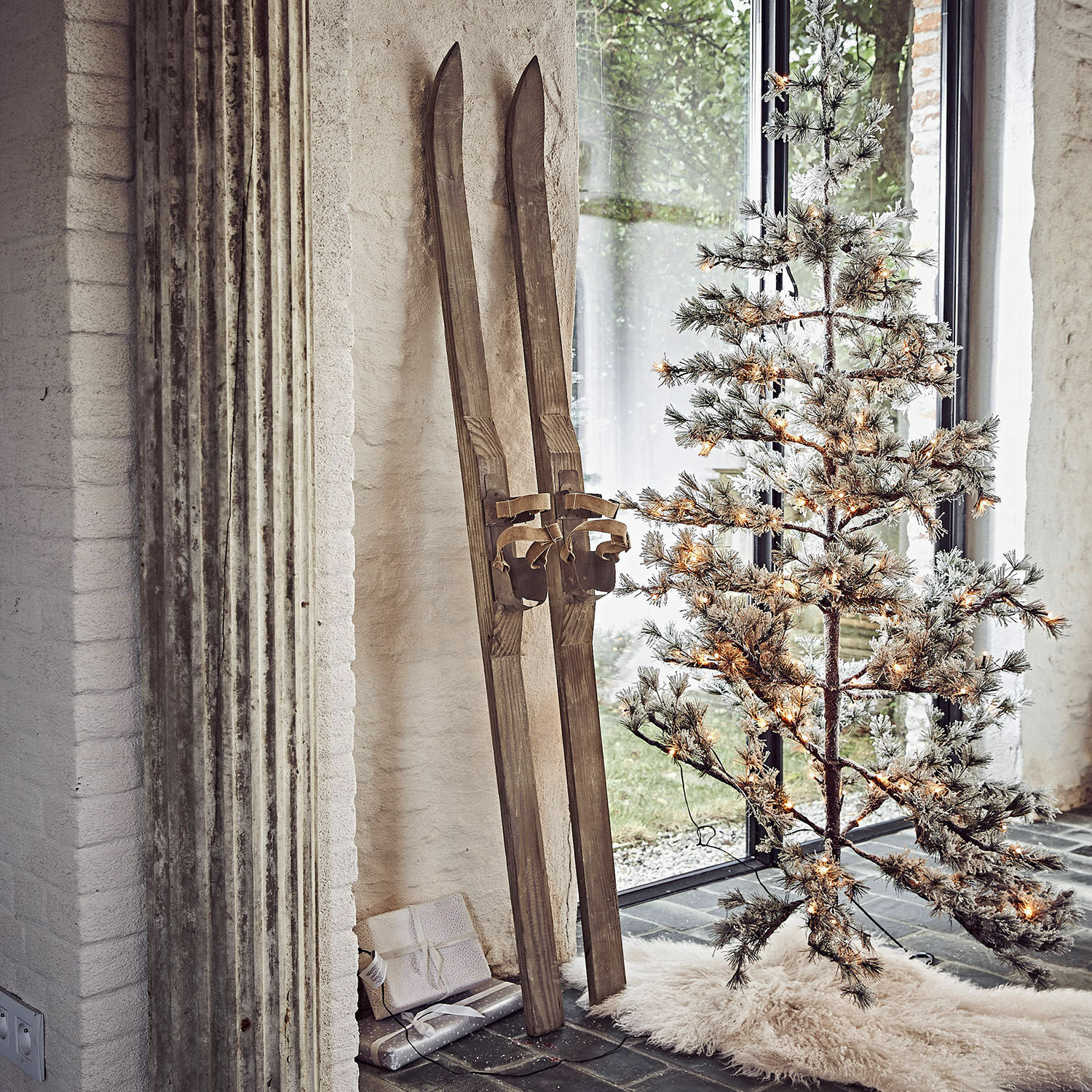 Deko-Ski 2er Set Lambeth Vintage-Holzski neben beleuchtetem künstlichem Weihnachtsbaum auf weissem Teppichboden