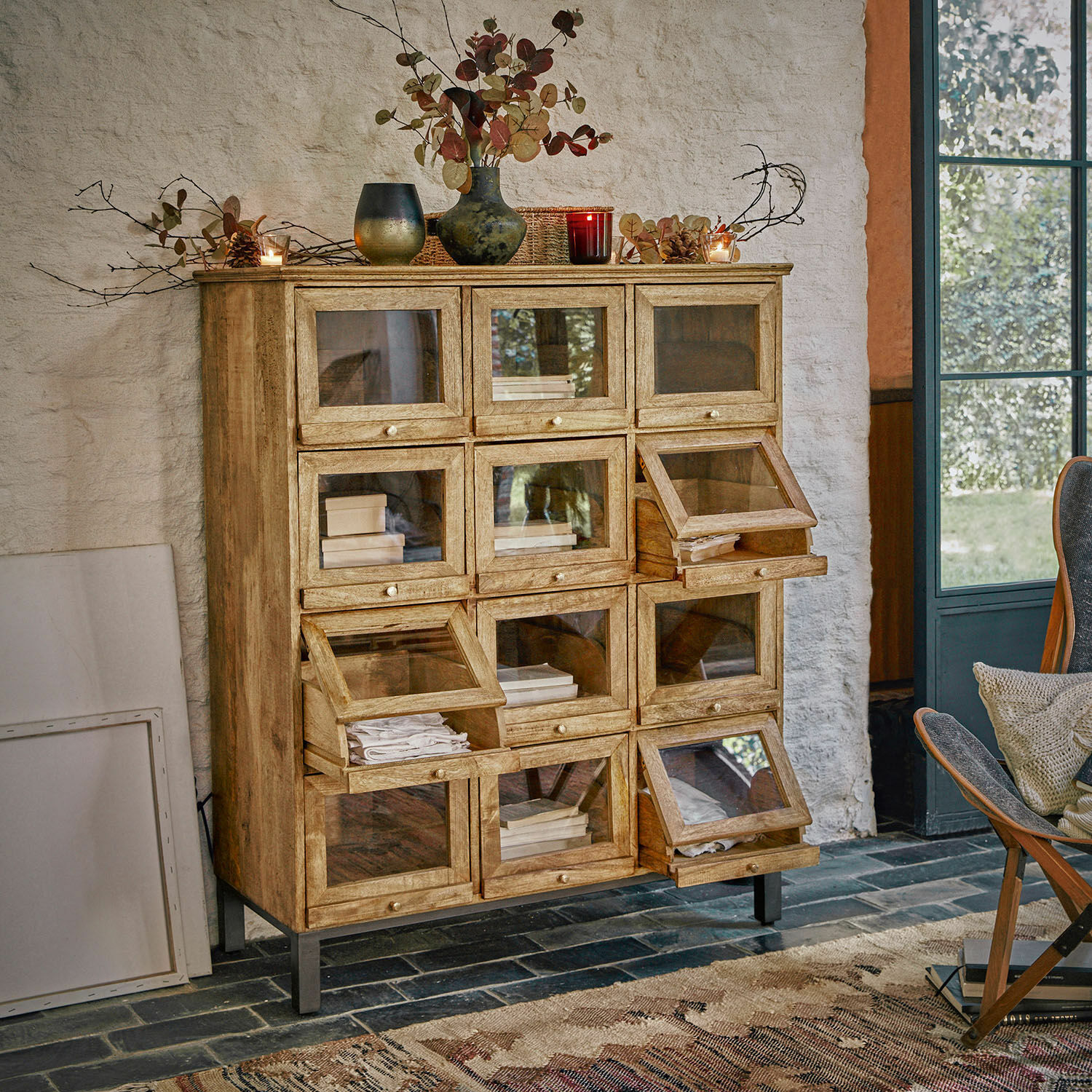 Kommode Middlesbrough Holzschrank mit Glastüren und Metallfüssen im warmen Vintage-Stil für das Wohnzimmer