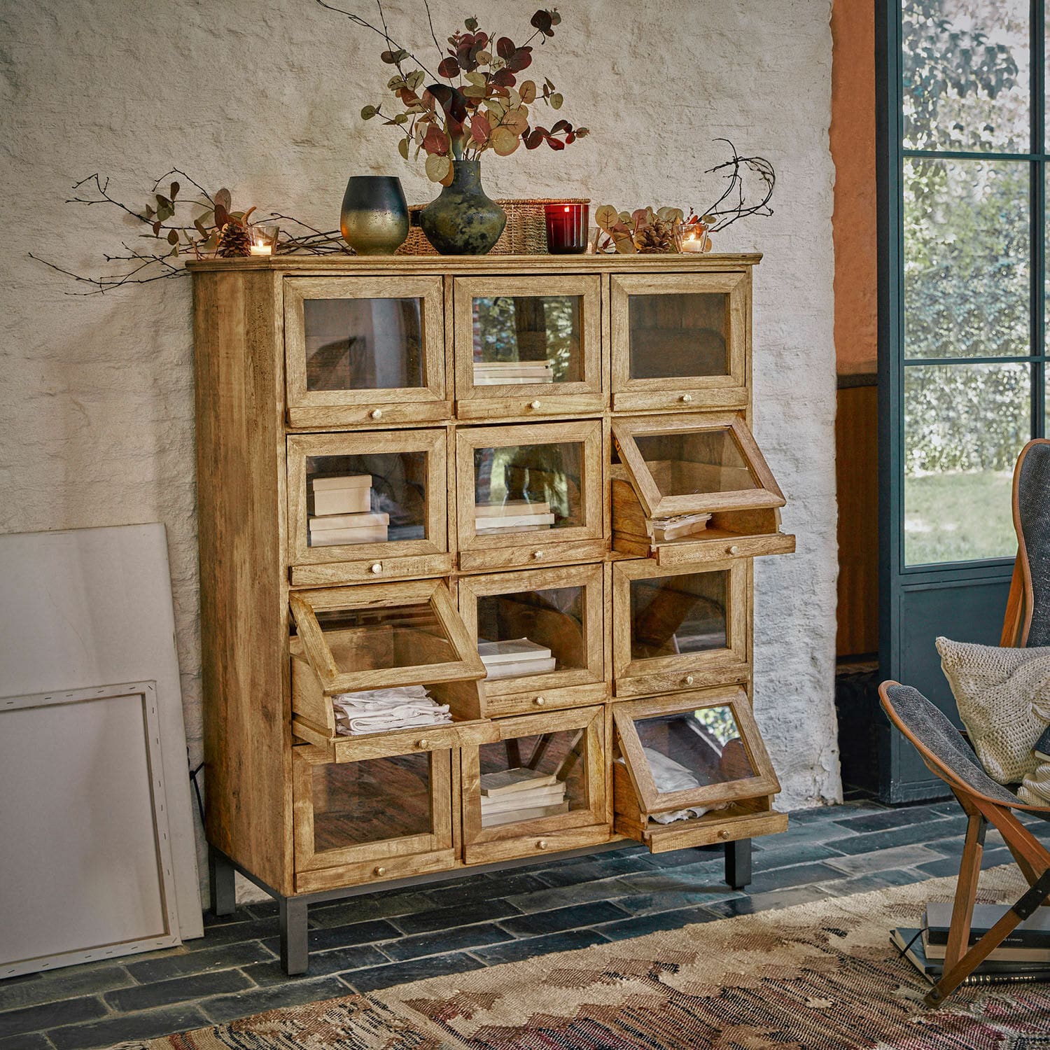 Kommode Middlesbrough Holzschrank mit Glastüren und Metallfüssen im warmen Vintage-Stil für das Wohnzimmer