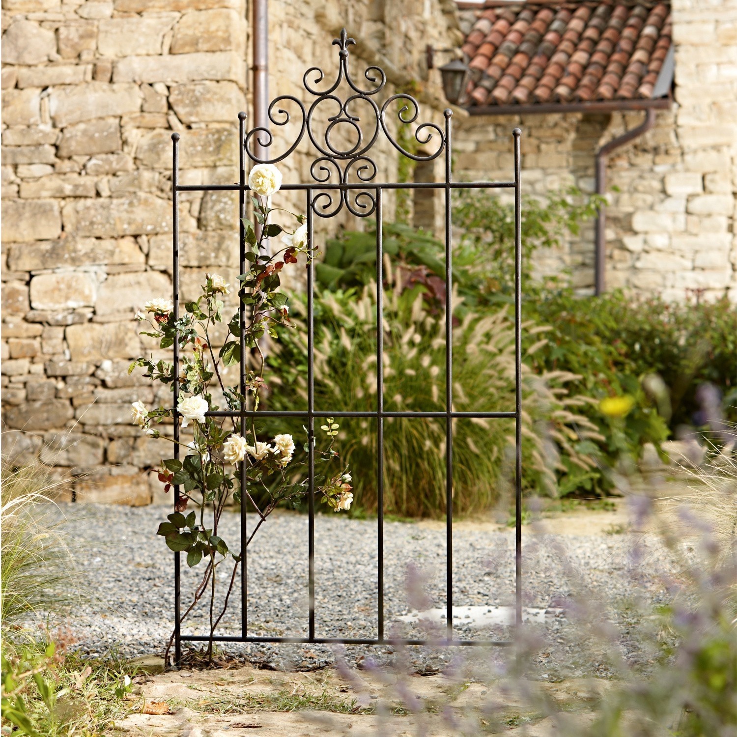Rankgitter Sampigny Schwarzes Metall-Gartenrankgitter mit dekorativen Verzierungen und weissen Kletterblumen