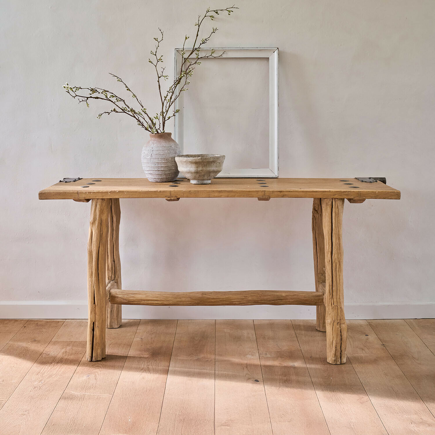 Konsole Crestmoore Rustikaler Holztisch aus Naturholz mit Keramikvase und Schale vor hellem Hintergrund, Holzmöbel